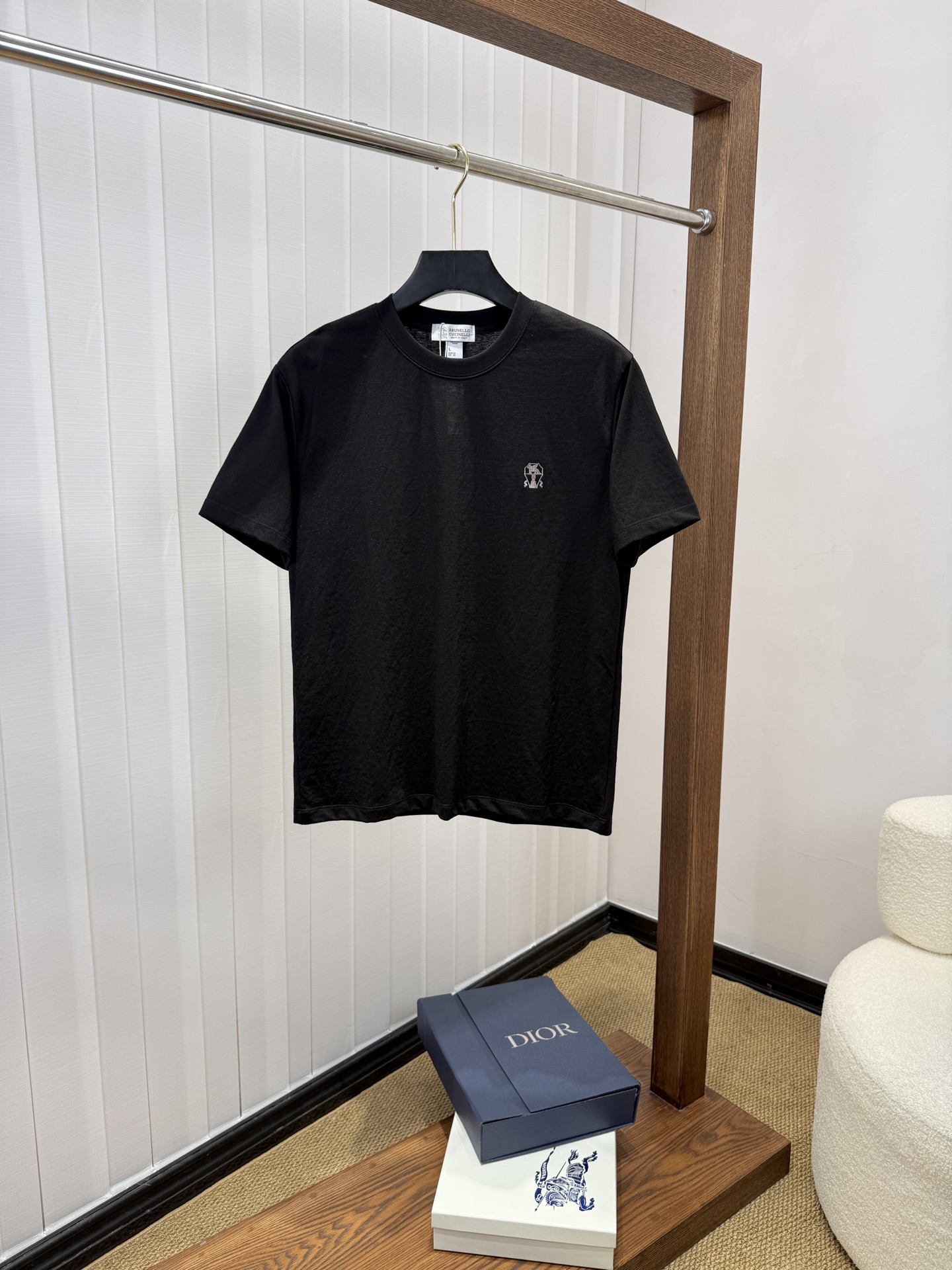 NO:865879,BC 2026 new pure cotton men's casual bottoming short-sleeved T-shirt!  High-end customization, high version, fashionable and versatile, loose fit, original imported pure cotton fabric, threaded cuffs, collar and hem, super soft and delicate to the touch, skin-friendly and comfortable to wear, high-end boutique. Avant-garde style, charming and comfortable, great upper body, essential items for men, complete with three standards, sizes M-4XL, T-shirt, tees, t-shirt,19860909BC 2026 新款纯棉男士休闲打底短袖T恤！高端定制 高版本 时尚百搭爆款宽松版型原版进口纯棉面料 螺纹袖口.领口衣摆 手感超柔软细腻 穿着亲肤舒适 高端精品.前卫风格魅力舒适, 上身非常赞 男士必备单品 三标齐全 尺码M-4XL,,T-shirt,tees，t-shirt,,Men's clothing