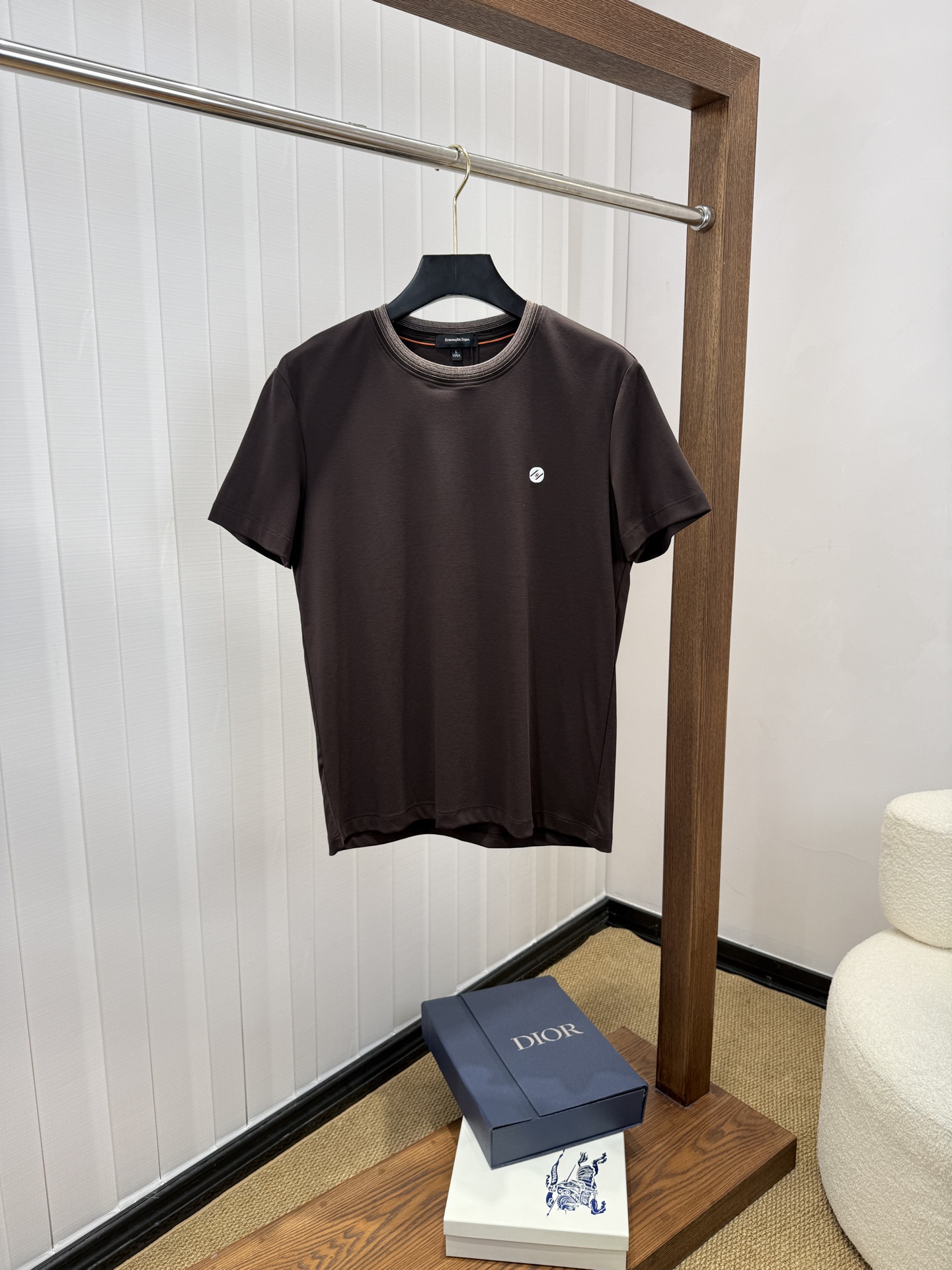 NO:865857,Ermenegildo Zegna 2026 new pure cotton men's casual bottoming short-sleeved T-shirt!  High-end customization, high version, fashionable and versatile, loose version, original imported cotton fabric, threaded cuffs, collar and hem, super soft and delicate to the touch, skin-friendly and comfortable to wear, high-end boutique. Avant-garde style, charming and comfortable, great upper body, essential items for men, complete with three standards, sizes M-4XL,,zegna,T-shirt,tees,t-shirt,19860909杰尼亚 2026 新款纯棉男士休闲打底短袖T恤！高端定制 高版本 时尚百搭爆款宽松版型原版进口纯棉面料 螺纹袖口.领口衣摆 手感超柔软细腻 穿着亲肤舒适 高端精品.前卫风格魅力舒适, 上身非常赞 男士必备单品 三标齐全 尺码M-4XL,,zegna,T-shirt,tees，t-shirt,,Men's clothing