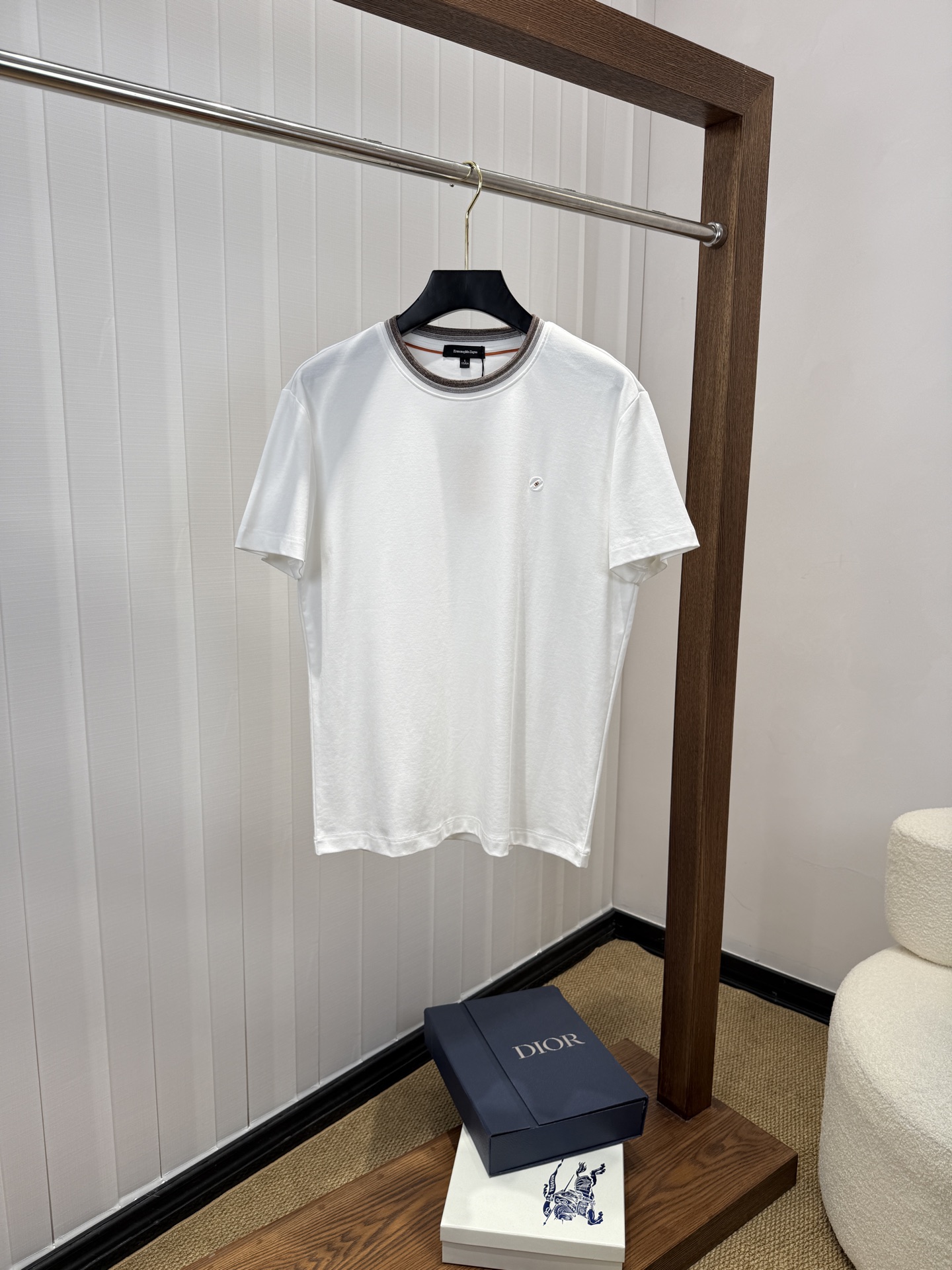 NO:865856,Ermenegildo Zegna 2026 new pure cotton men's casual bottoming short-sleeved T-shirt!  High-end customization, high version, fashionable and versatile, loose version, original imported cotton fabric, threaded cuffs, collar and hem, super soft and delicate to the touch, skin-friendly and comfortable to wear, high-end boutique. Avant-garde style, charming and comfortable, great upper body, essential items for men, complete with three standards, sizes M-4XL,,zegna,T-shirt,tees,t-shirt,19860909杰尼亚 2026 新款纯棉男士休闲打底短袖T恤！高端定制 高版本 时尚百搭爆款宽松版型原版进口纯棉面料 螺纹袖口.领口衣摆 手感超柔软细腻 穿着亲肤舒适 高端精品.前卫风格魅力舒适, 上身非常赞 男士必备单品 三标齐全 尺码M-4XL,,zegna,T-shirt,tees，t-shirt,,Men's clothing