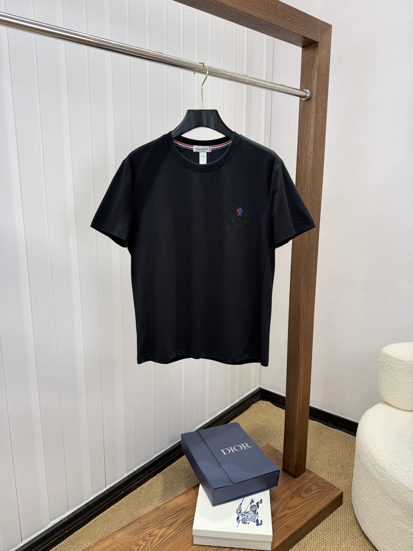 NO:865844,Mengkou 2026 new pure cotton men's casual bottoming short-sleeved T-shirt!  High-end customization, high version, fashionable and versatile, loose fit, original imported cotton fabric, threaded cuffs, collar and hem, super soft and delicate to the touch, skin-friendly and comfortable to wear, high-end boutique. Avant-garde style, charming and comfortable, great upper body, essential items for men, complete with three standards, sizes M-4XL, Moncler, T-shirt, tees, t-shirt,19860909蒙口 2026 新款纯棉男士休闲打底短袖T恤！高端定制 高版本 时尚百搭爆款宽松版型原版进口纯棉面料 螺纹袖口.领口衣摆 手感超柔软细腻 穿着亲肤舒适 高端精品.前卫风格魅力舒适, 上身非常赞 男士必备单品 三标齐全 尺码M-4XL,,Moncler,T-shirt,tees，t-shirt,,Men's clothing