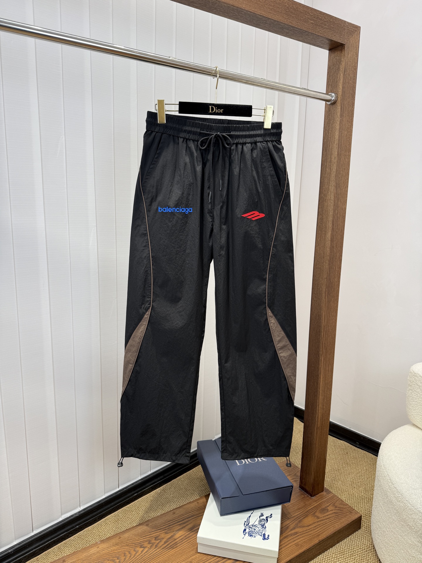 NO:865946,Balenciaga spring and summer new model 26ss casual pants golden classic appears again, original order high-quality fashionable casual pants. Super versatile style. Exclusive custom-made fabric, very wide and stylish, close-fitting and comfortable. The latest hardware accessories from the original custom counter. Super beautiful shape, the upper body shows slender legs, the lining and routing are impeccable, you can attend any occasion, and once again emphasize that the fabric is very, very classy! Size M-3Xl,,balenciaga,19860909巴黎世家 春夏新款 26ss休闲裤金典再次出现,原单订制高品质时尚休闲裤.超级百搭款.独家定制面料,挺阔有型,贴身舒适.原版定制专柜最新五金辅料.超靓版型、上身显腿修长,內里,走线都无可挑剔,任何场合都可出席,再次强调面料非常非常显档次！码数 M-3Xl,,balenciaga,,Men's clothing