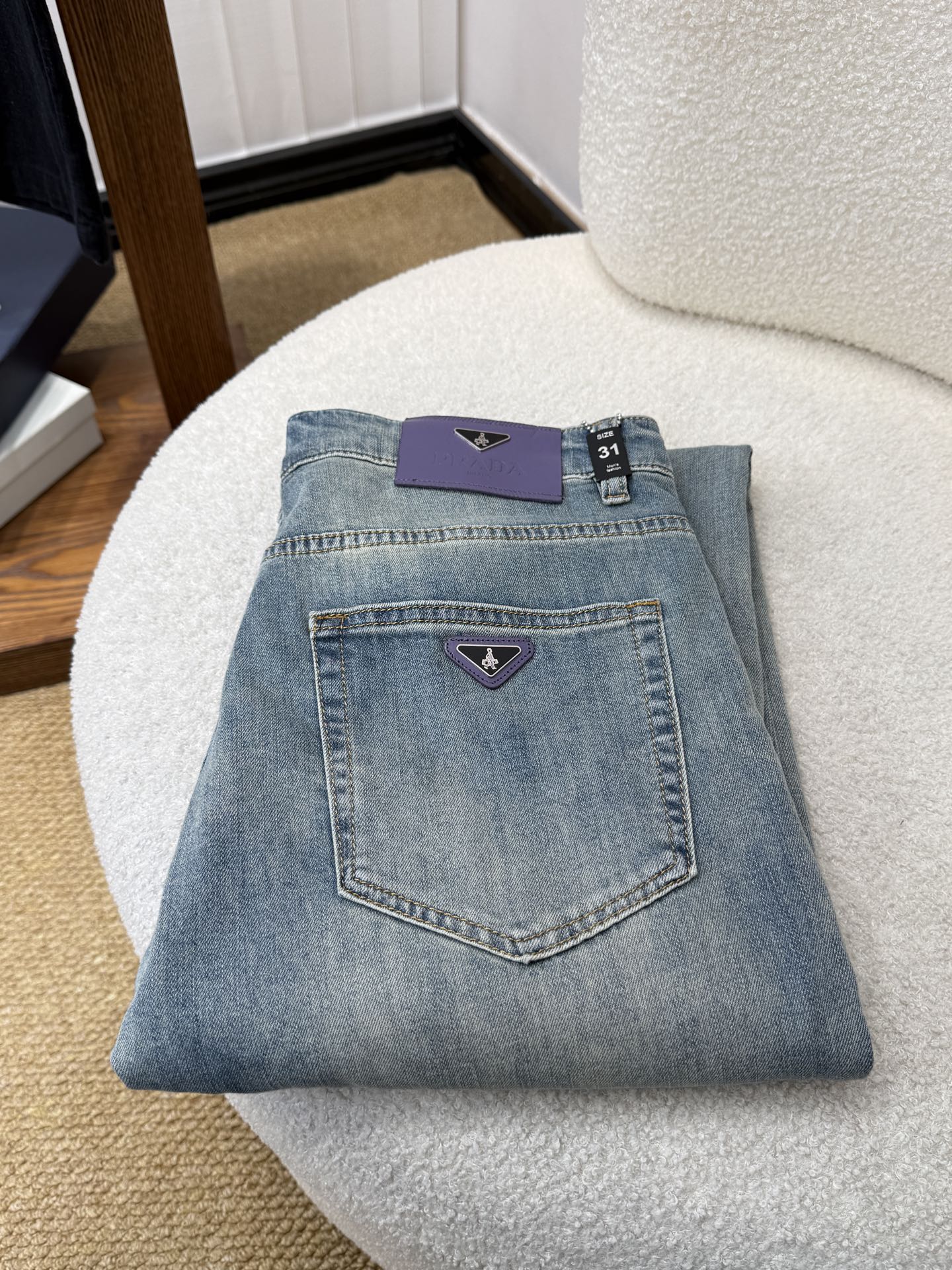 NO:947746,#bai PRADA spring and summer slim straight jeans!  Heavy-duty fermentation and washing process, Lyocell color-locked denim fabric, elastic upper body, very comfortable, very classy to wear, needless to say the style and cut of the pants, the G net logo is highly recognizable!  Truly a first-class top trendy product!  Really top-notch jeans with outstanding quality. They have been washed with heavy fermentation and milling to make them very soft!  The upper body is absolutely stylish!  !  !  Size 29——3837,,prada,prada,jeans,19860909#bai 普拉达 PRADA春夏修身直筒牛仔裤！重工酵磨水洗工艺,莱赛尔锁色牛仔面料,带弹力上身非常舒适,穿出去非常有档次,裤型款式和裁剪亦无需多言 ,G网Logo辨识度极高！真正一等一顶级潮品！真正殿堂级的牛仔裤,品质卓然,经过重工酵磨水洗使得裤子很柔软！上身绝对的有型！！！尺码29——3837,,prada,prada,jeans,,Men's clothing