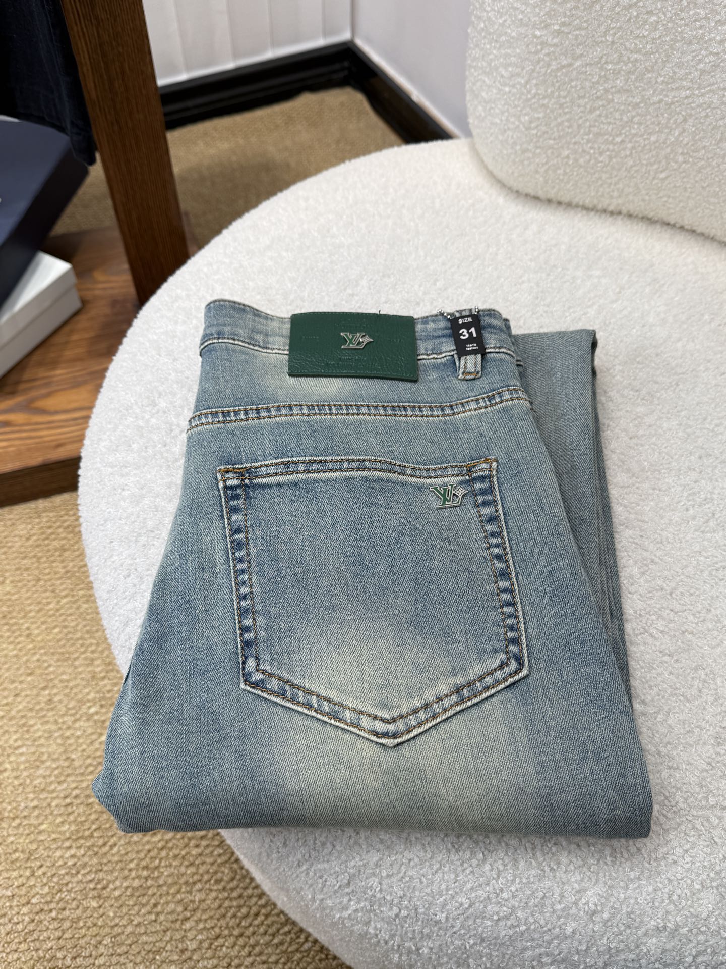 NO:926366,LV Louis Vuitton spring and summer slim fit straight jeans!  Heavy-duty fermentation and washing process, the slim straight version with elastic upper body is very comfortable, and it is very classy to wear. Needless to say, the style and tailoring of the pants, the G mesh logo is highly recognizable!  Truly a first-class top trendy product!  Really top-notch jeans, using Turkish cotton to produce the most famous denim fabric. The quality is outstanding. After heavy-duty fermentation and washing, the pants are very soft!  The straight-leg version is not picky and the upper body is absolutely stylish!  !  !  Size 29——3837,,louis vuitton,louis vuitton,jeans,19860909LV 路易威登春夏修身版直筒牛仔裤！重工酵磨水洗工艺,修身直筒版型带弹力上身非常舒适,穿出去非常有档次,裤型款式和裁剪亦无需多言 ,G网Logo辨识度极高！真正一等一顶级潮品！真正殿堂级的牛仔裤,选用土耳其的棉花 生产出最有名的单宁布 品质卓然,经过重工酵磨水洗使得裤子很柔软！直脚的版 型 不挑人 上身绝对的有型！！！尺码29——3837,,louis vuitton,louis vuitton,jeans,,Men's clothing