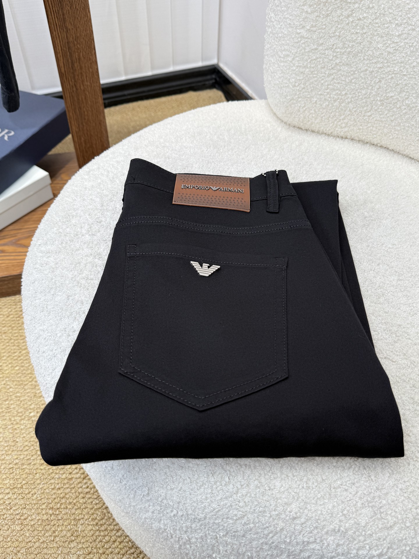 NO:910515,Armani ARMANI spring and summer slim fit straight jeans!  Heavy-duty fermentation and washing process, slim straight fit, Lyocell color-locked denim fabric, elastic upper body, very comfortable, very classy to wear, needless to say the style and cut of the pants, the G net logo is highly recognizable!  Really top-notch jeans with outstanding quality. They have been washed with heavy fermentation and milling to make them very soft!  The straight-leg version is not picky and the upper body is absolutely stylish!  !  !  Size 29——3837,,armani,armani,jeans,19860909阿玛尼 ARMANI春夏修身版直筒牛仔裤！重工酵磨水洗工艺,修身直筒版型,莱赛尔锁色牛仔面料,带弹力上身非常舒适,穿出去非常有档次,裤型款式和裁剪亦无需多言 ,G网Logo辨识度极高！真正殿堂级的牛仔裤,品质卓然,经过重工酵磨水洗使得裤子很柔软！直脚的版型 不挑人 上身绝对的有型！！！尺码29——3837,,armani,armani,jeans,,Men's clothing