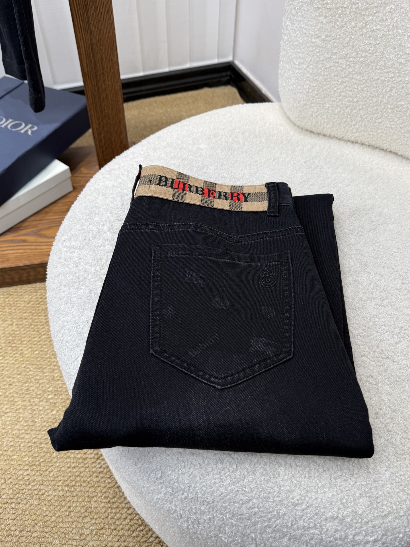 NO:910510,BURBERRY spring and summer slim straight jeans!  Heavy fermentation and washing process, lyocell color-locked denim fabric, elastic upper body, very comfortable, very classy to wear, needless to say the style and cut of the pants, the G net logo is highly recognizable!  Truly a first-class top trendy product!  Really top-notch jeans with outstanding quality. They have been washed with heavy fermentation and milling to make them very soft!  The upper body is absolutely stylish!  !  !  Size 29——3837,,burberry,burberry,jeans,19860909巴宝莉 BURBERRY春夏修身直筒牛仔裤！重工酵磨水洗工艺,莱赛尔锁色牛仔面料,带弹力上身非常舒适,穿出去非常有档次,裤型款式和裁剪亦无需多言 ,G网Logo辨识度极高！真正一等一顶级潮品！真正殿堂级的牛仔裤,品质卓然,经过重工酵磨水洗使得裤子很柔软！上身绝对的有型！！！尺码29——3837,,burberry,burberry,jeans,,Men's clothing