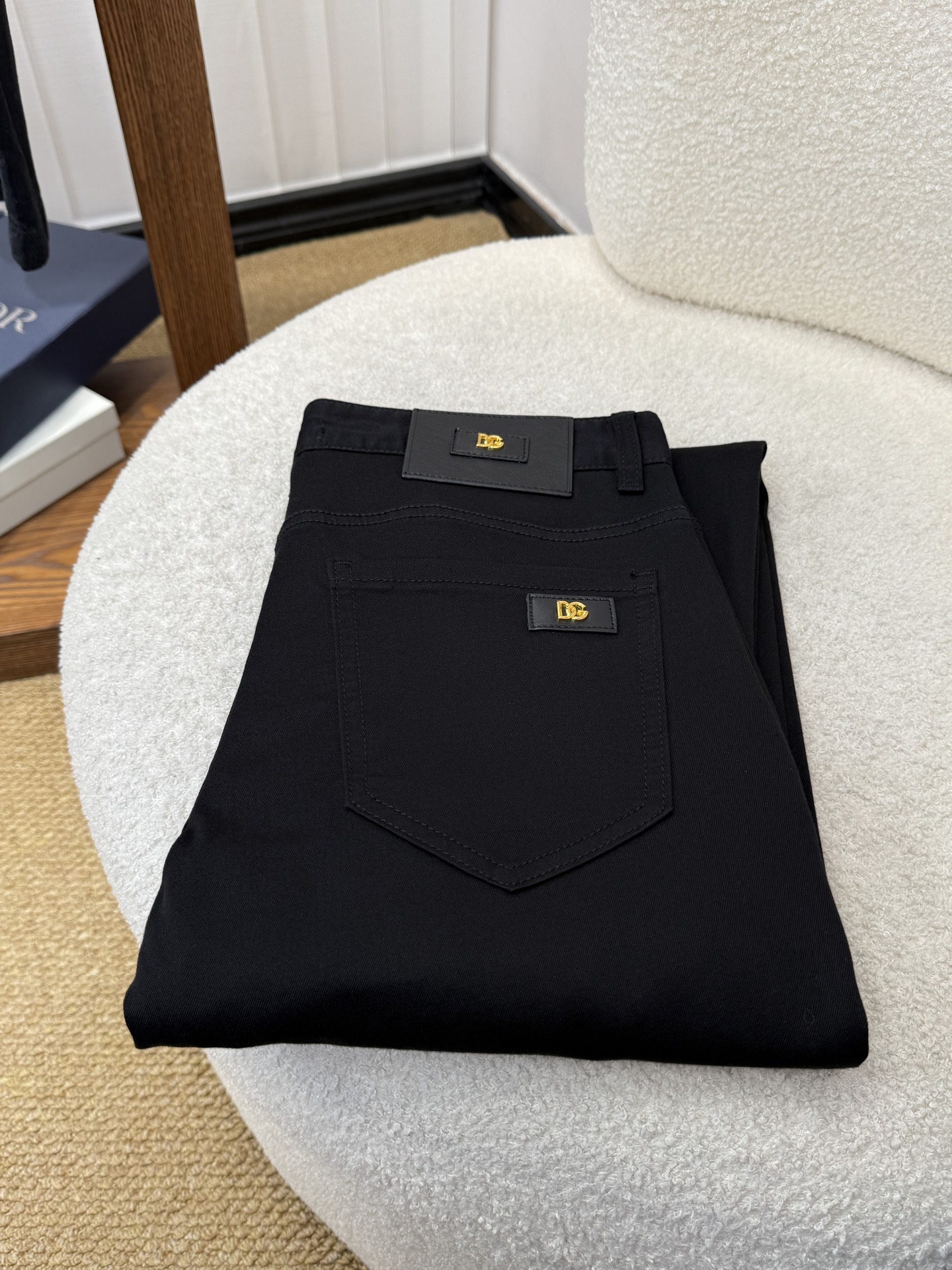 NO:910504,DG Dolce & Gabbana spring and summer slim straight jeans! Heavy fermentation and washing process, lyocell color-locked denim fabric, elastic upper body, very comfortable, very classy to wear, needless to say the style and cut of the pants, the G net logo is highly recognizable! Truly a first-class top trendy product! Really top-notch jeans with outstanding quality. They have been washed with heavy fermentation and milling to make them very soft! The upper body is absolutely stylish! ! ! Size 29——3837,,Dolce&Gabbana,jeans,19860909DG 杜嘉班納春夏修身直筒牛仔裤！重工酵磨水洗工艺,莱赛尔锁色牛仔面料,带弹力上身非常舒适,穿出去非常有档次,裤型款式和裁剪亦无需多言 ,G网Logo辨识度极高！真正一等一顶级潮品！真正殿堂级的牛仔裤,品质卓然,经过重工酵磨水洗使得裤子很柔软！上身绝对的有型！！！尺码29——3837,,Dolce&Gabbana,jeans,,Men's clothing