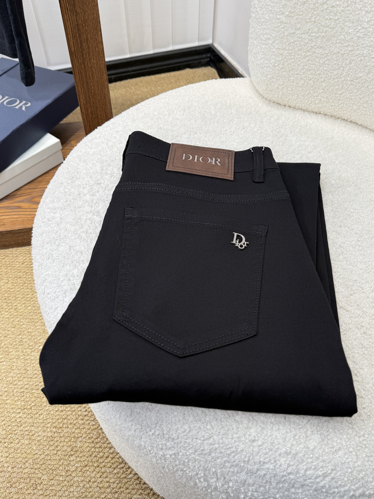 NO:910500,Dior Dior spring and summer slim straight jeans!  Heavy fermentation and washing process, lyocell color-locked denim fabric, elastic upper body, very comfortable, very classy to wear, needless to say the style and cut of the pants, the G net logo is highly recognizable!  Truly a first-class top trendy product!  Really top-notch jeans with outstanding quality. They have been washed with heavy fermentation and milling to make them very soft!  The upper body is absolutely stylish!  !  !  Size 29——3837,,dior,dior,jeans,19860909迪奥 Dior春夏修身直筒牛仔裤！重工酵磨水洗工艺,莱赛尔锁色牛仔面料,带弹力上身非常舒适,穿出去非常有档次,裤型款式和裁剪亦无需多言 ,G网Logo辨识度极高！真正一等一顶级潮品！真正殿堂级的牛仔裤,品质卓然,经过重工酵磨水洗使得裤子很柔软！上身绝对的有型！！！尺码29——3837,,dior,dior,jeans,,Men's clothing