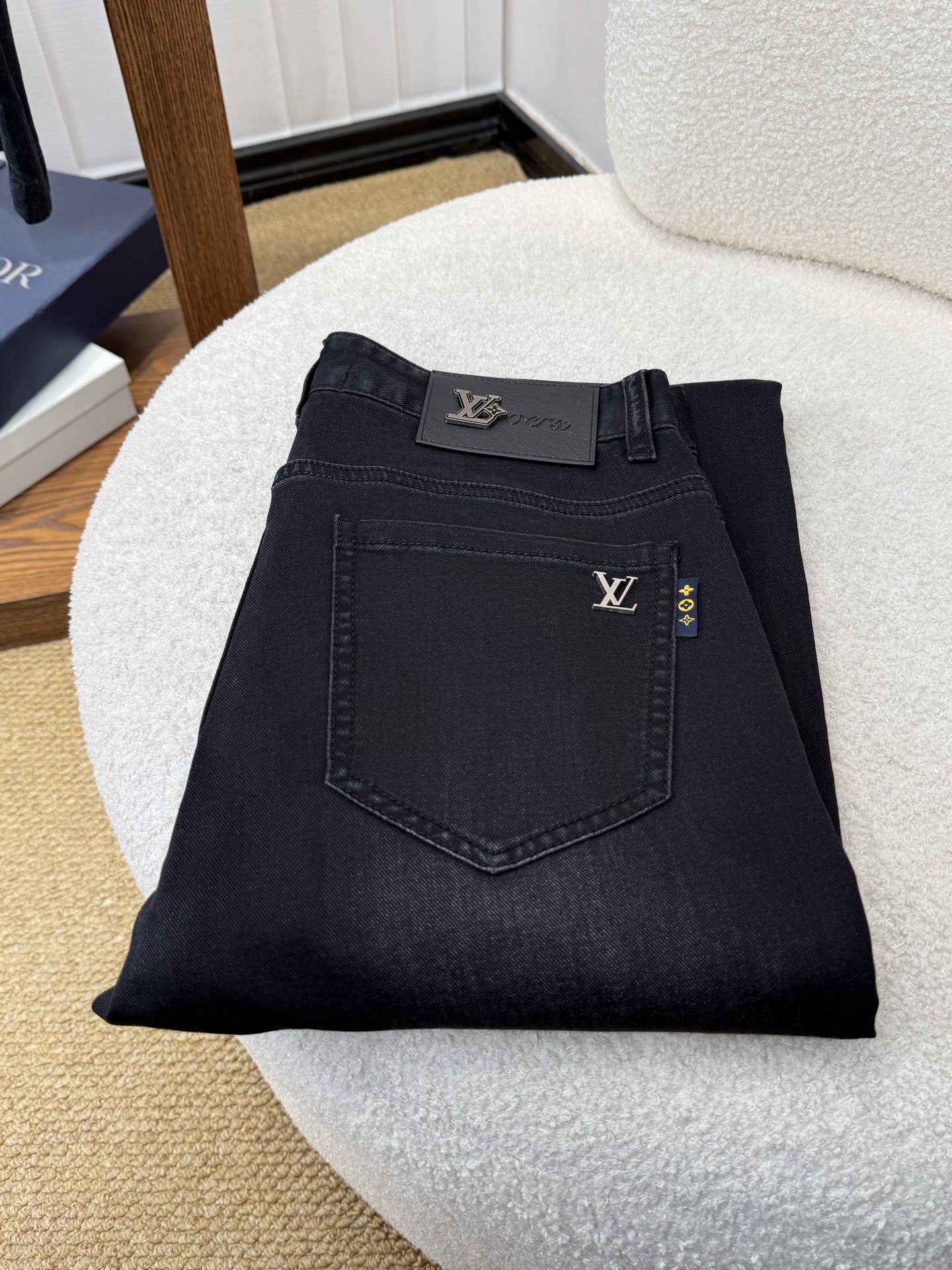 NO:910497,LV Louis Vuitton spring and summer slim straight jeans!  Heavy fermentation and washing process, lyocell color-locked denim fabric, elastic upper body, very comfortable, very classy to wear, needless to say the style and cut of the pants, the G net logo is highly recognizable!  Truly a first-class top trendy product!  Really top-notch jeans with outstanding quality. They have been washed with heavy fermentation and milling to make them very soft!  The upper body is absolutely stylish!  !  !  Size 29——3837,,louis vuitton,louis vuitton,jeans,19860909LV 路易威登 春夏修身直筒牛仔裤！重工酵磨水洗工艺,莱赛尔锁色牛仔面料,带弹力上身非常舒适,穿出去非常有档次,裤型款式和裁剪亦无需多言 ,G网Logo辨识度极高！真正一等一顶级潮品！真正殿堂级的牛仔裤,品质卓然,经过重工酵磨水洗使得裤子很柔软！上身绝对的有型！！！尺码29——3837,,louis vuitton,louis vuitton,jeans,,Men's clothing