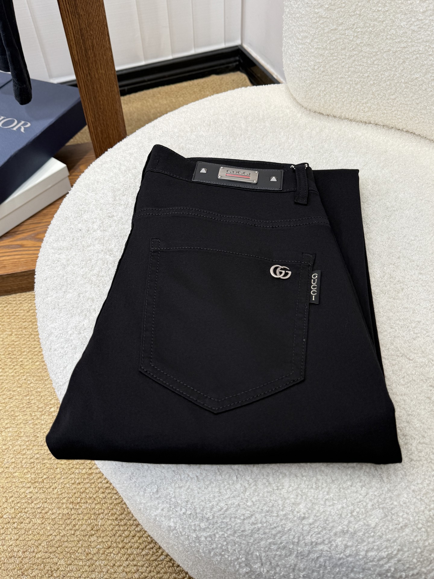 NO:910542,Gucci GUCCI spring and summer slim straight jeans!  Heavy fermentation and washing process, lyocell color-locked denim fabric, elastic upper body, very comfortable, very classy to wear, needless to say the style and cut of the pants, the G net logo is highly recognizable!  Truly a first-class top trendy product!  Really top-notch jeans with outstanding quality. They have been washed with heavy fermentation and milling to make them very soft!  The upper body is absolutely stylish!  !  !  Size 29——3837,,gucci,jeans,19860909古奇 GUCCI春夏修身直筒牛仔裤！重工酵磨水洗工艺,莱赛尔锁色牛仔面料,带弹力上身非常舒适,穿出去非常有档次,裤型款式和裁剪亦无需多言 ,G网Logo辨识度极高！真正一等一顶级潮品！真正殿堂级的牛仔裤,品质卓然,经过重工酵磨水洗使得裤子很柔软！上身绝对的有型！！！尺码29——3837,,gucci,jeans,,Men's clothing