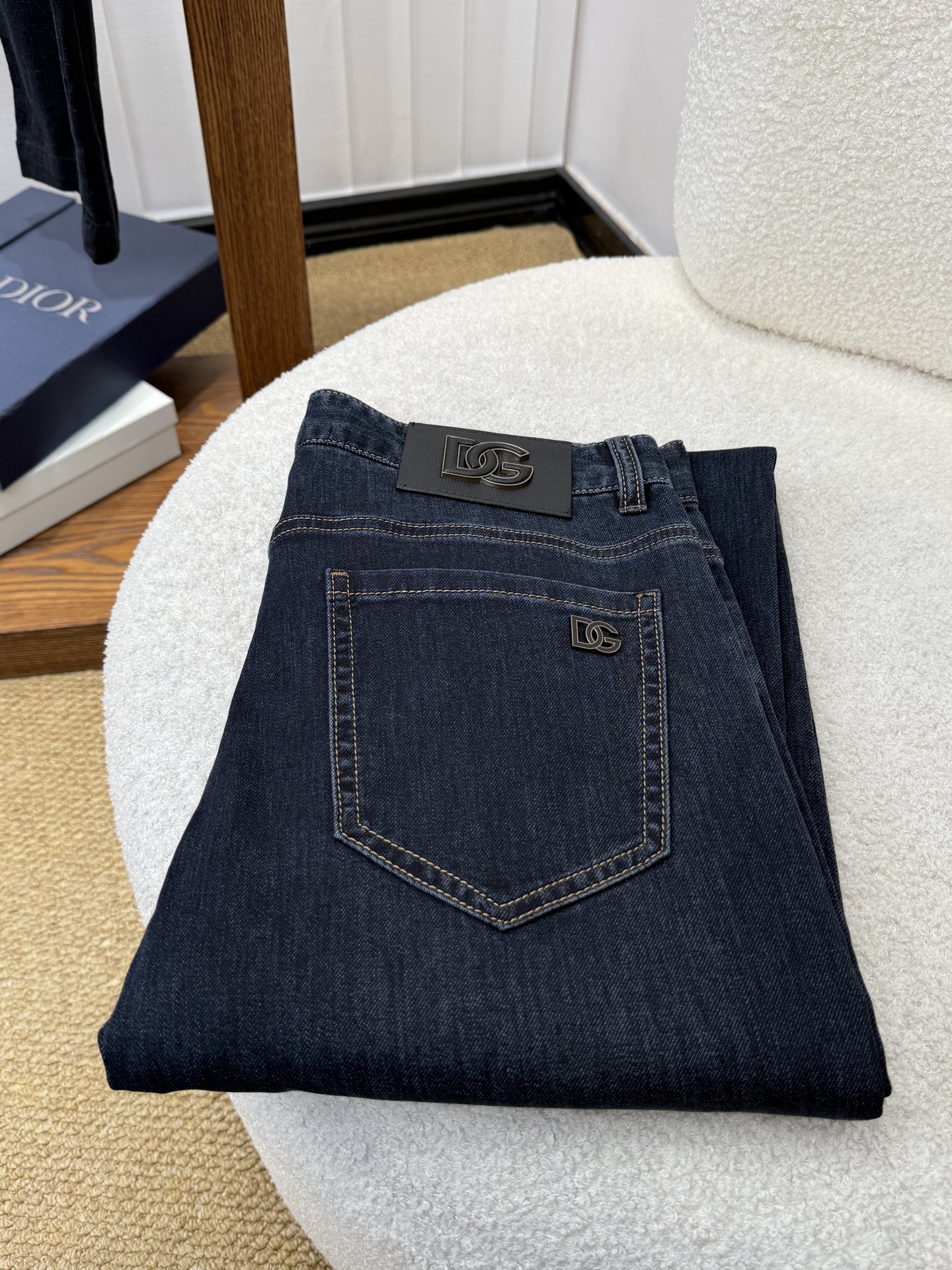 NO:937185,DG Dolce & Gabbana spring and summer slim straight jeans! Heavy fermentation and washing process, lyocell color-locked denim fabric, elastic upper body, very comfortable, very classy to wear, needless to say the style and cut of the pants, the G net logo is highly recognizable! Truly a first-class top trendy product! Really top-notch jeans with outstanding quality. They have been washed with heavy fermentation and milling to make them very soft! The upper body is absolutely stylish! ! ! Size 29——3837,,Dolce&Gabbana,jeans,19860909DG 杜嘉班納春夏修身直筒牛仔裤！重工酵磨水洗工艺,莱赛尔锁色牛仔面料,带弹力上身非常舒适,穿出去非常有档次,裤型款式和裁剪亦无需多言 ,G网Logo辨识度极高！真正一等一顶级潮品！真正殿堂级的牛仔裤,品质卓然,经过重工酵磨水洗使得裤子很柔软！上身绝对的有型！！！尺码29——3837,,Dolce&Gabbana,jeans,,Men's clothing