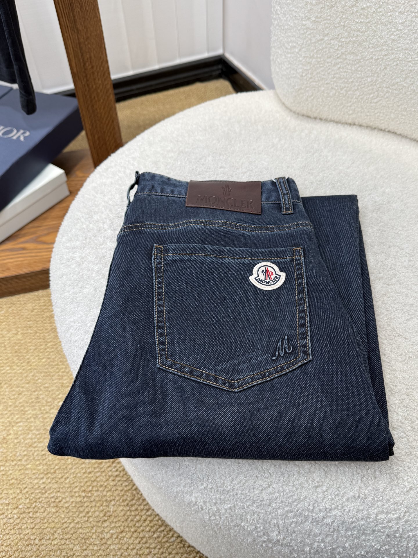 NO:910536,MONCLER spring and summer slim straight jeans!  Heavy fermentation and washing process, lyocell color-locked denim fabric, elastic upper body, very comfortable, very classy to wear, needless to say the style and cut of the pants, the G net logo is highly recognizable!  Truly a first-class top trendy product!  Really top-notch jeans with outstanding quality. They have been washed with heavy fermentation and milling to make them very soft!  The upper body is absolutely stylish!  !  !  Size 29——3837,,Moncler,jeans,19860909蒙口 MONCLER春夏修身直筒牛仔裤！重工酵磨水洗工艺,莱赛尔锁色牛仔面料,带弹力上身非常舒适,穿出去非常有档次,裤型款式和裁剪亦无需多言 ,G网Logo辨识度极高！真正一等一顶级潮品！真正殿堂级的牛仔裤,品质卓然,经过重工酵磨水洗使得裤子很柔软！上身绝对的有型！！！尺码29——3837,,Moncler,jeans,,Men's clothing