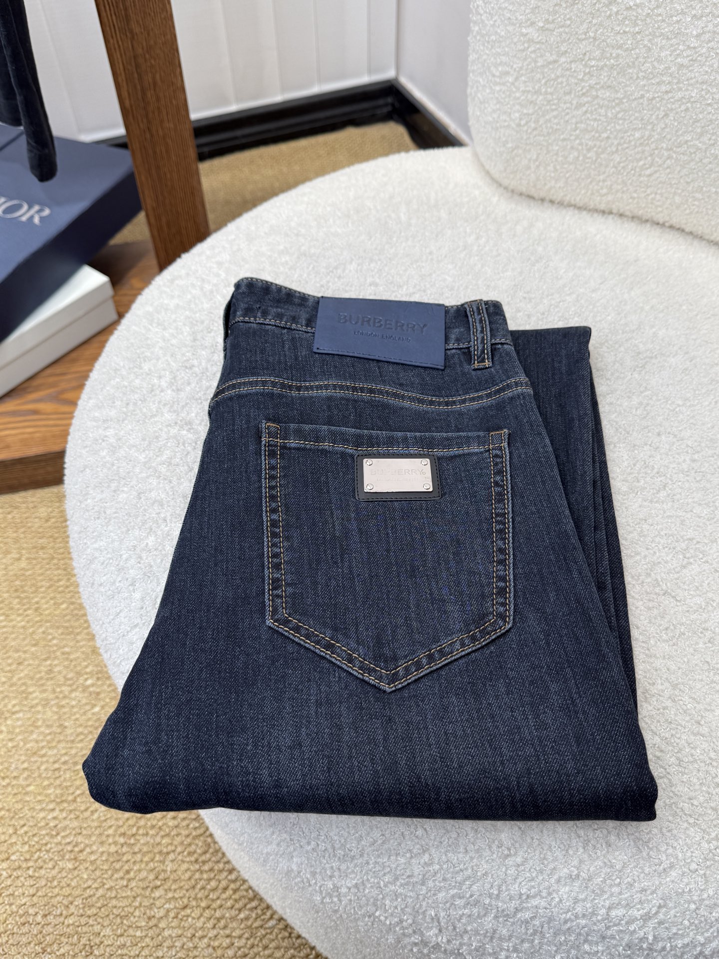 NO:937188,BURBERRY spring and summer slim straight jeans!  Heavy fermentation and washing process, lyocell color-locked denim fabric, elastic upper body, very comfortable, very classy to wear, needless to say the style and cut of the pants, the G net logo is highly recognizable!  Truly a first-class top trendy product!  Really top-notch jeans with outstanding quality. They have been washed with heavy fermentation and milling to make them very soft!  The upper body is absolutely stylish!  !  !  Size 29——3837,,burberry,burberry,jeans,19860909巴宝莉 BURBERRY春夏修身直筒牛仔裤！重工酵磨水洗工艺,莱赛尔锁色牛仔面料,带弹力上身非常舒适,穿出去非常有档次,裤型款式和裁剪亦无需多言 ,G网Logo辨识度极高！真正一等一顶级潮品！真正殿堂级的牛仔裤,品质卓然,经过重工酵磨水洗使得裤子很柔软！上身绝对的有型！！！尺码29——3837,,burberry,burberry,jeans,,Men's clothing