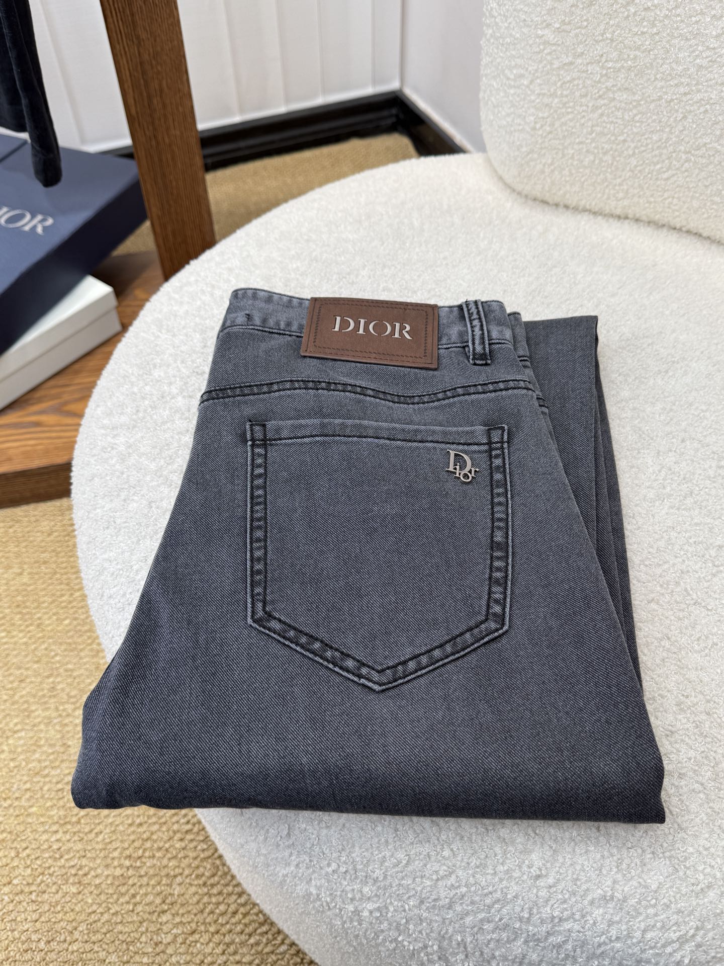 NO:937182,Dior Dior spring and summer slim straight jeans!  Heavy fermentation and washing process, lyocell color-locked denim fabric, elastic upper body, very comfortable, very classy to wear, needless to say the style and cut of the pants, the G net logo is highly recognizable!  Truly a first-class top trendy product!  Really top-notch jeans with outstanding quality. They have been washed with heavy fermentation and milling to make them very soft!  The upper body is absolutely stylish!  !  !  Size 29——3837,,dior,dior,jeans,19860909迪奥 Dior春夏修身直筒牛仔裤！重工酵磨水洗工艺,莱赛尔锁色牛仔面料,带弹力上身非常舒适,穿出去非常有档次,裤型款式和裁剪亦无需多言 ,G网Logo辨识度极高！真正一等一顶级潮品！真正殿堂级的牛仔裤,品质卓然,经过重工酵磨水洗使得裤子很柔软！上身绝对的有型！！！尺码29——3837,,dior,dior,jeans,,Men's clothing