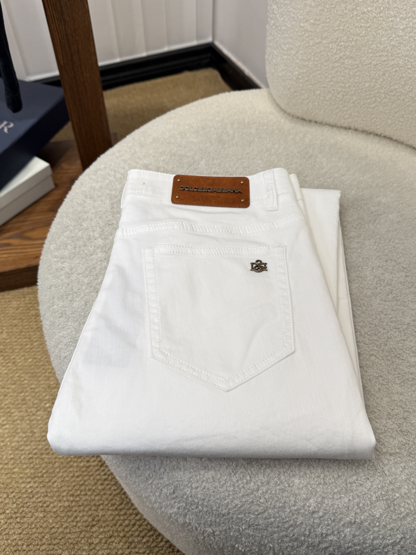 NO:937191,DG Dolce & Gabbana spring and summer slim straight jeans! Heavy fermentation and washing process, lyocell color-locked denim fabric, elastic upper body, very comfortable, very classy to wear, needless to say the style and cut of the pants, the G net logo is highly recognizable! Truly a first-class top trendy product! Really top-notch jeans with outstanding quality. They have been washed with heavy fermentation and milling to make them very soft! The upper body is absolutely stylish! ! ! Size 29——3837,,Dolce&Gabbana,jeans,19860909DG 杜嘉班納春夏修身直筒牛仔裤！重工酵磨水洗工艺,莱赛尔锁色牛仔面料,带弹力上身非常舒适,穿出去非常有档次,裤型款式和裁剪亦无需多言 ,G网Logo辨识度极高！真正一等一顶级潮品！真正殿堂级的牛仔裤,品质卓然,经过重工酵磨水洗使得裤子很柔软！上身绝对的有型！！！尺码29——3837,,Dolce&Gabbana,jeans,,Men's clothing