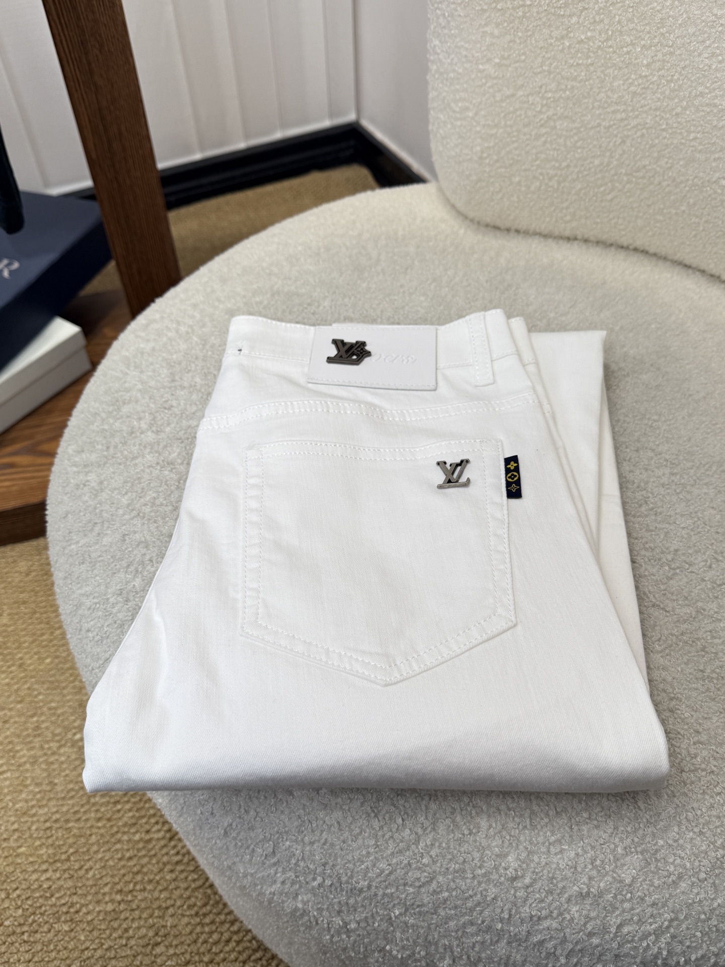 NO:910531,LV Louis Vuitton spring and summer slim fit straight jeans!  Heavy-duty fermentation and washing process, the slim straight version with elastic upper body is very comfortable, and it is very classy to wear. Needless to say, the style and tailoring of the pants, the G mesh logo is highly recognizable!  Truly a first-class top trendy product!  Really top-notch jeans, using Turkish cotton to produce the most famous denim fabric. The quality is outstanding. After heavy-duty fermentation and washing, the pants are very soft!  The straight-leg version is not picky and the upper body is absolutely stylish!  !  !  Size 29——3837,,louis vuitton,louis vuitton,jeans,19860909LV 路易威登春夏修身版直筒牛仔裤！重工酵磨水洗工艺,修身直筒版型带弹力上身非常舒适,穿出去非常有档次,裤型款式和裁剪亦无需多言 ,G网Logo辨识度极高！真正一等一顶级潮品！真正殿堂级的牛仔裤,选用土耳其的棉花 生产出最有名的单宁布 品质卓然,经过重工酵磨水洗使得裤子很柔软！直脚的版 型 不挑人 上身绝对的有型！！！尺码29——3837,,louis vuitton,louis vuitton,jeans,,Men's clothing