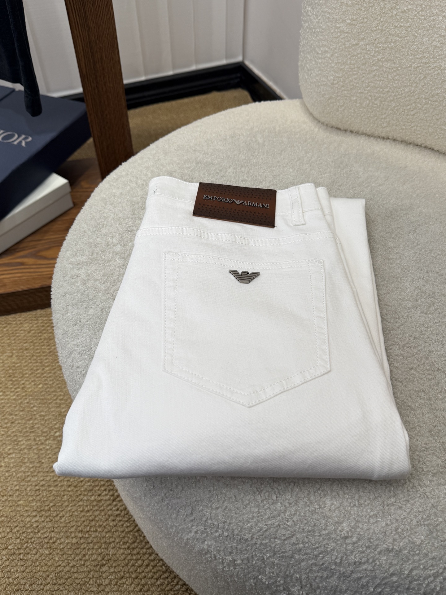 NO:937194,Armani ARMANI spring and summer slim fit straight jeans!  Heavy-duty fermentation and washing process, slim straight fit, Lyocell color-locked denim fabric, elastic upper body, very comfortable, very classy to wear, needless to say the style and cut of the pants, the G net logo is highly recognizable!  Really top-notch jeans with outstanding quality. They have been washed with heavy fermentation and milling to make them very soft!  The straight-leg version is not picky and the upper body is absolutely stylish!  !  !  Size 29——3837,,armani,armani,jeans,19860909阿玛尼 ARMANI春夏修身版直筒牛仔裤！重工酵磨水洗工艺,修身直筒版型,莱赛尔锁色牛仔面料,带弹力上身非常舒适,穿出去非常有档次,裤型款式和裁剪亦无需多言 ,G网Logo辨识度极高！真正殿堂级的牛仔裤,品质卓然,经过重工酵磨水洗使得裤子很柔软！直脚的版型 不挑人 上身绝对的有型！！！尺码29——3837,,armani,armani,jeans,,Men's clothing