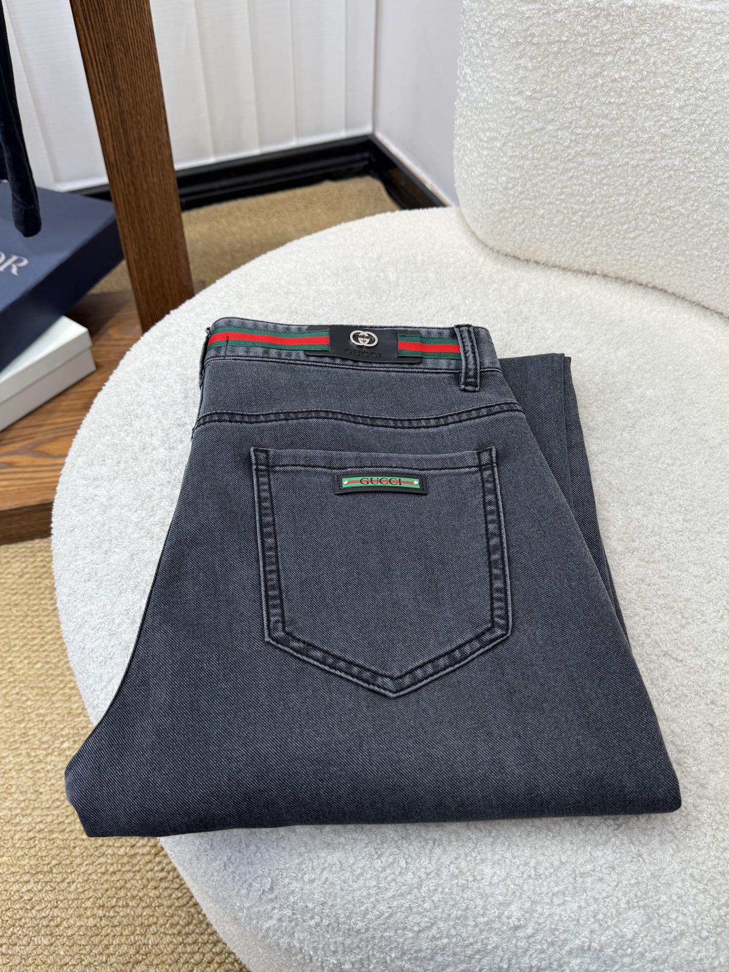 NO:947802,#bai Gucci GUCCI spring and summer slim straight jeans!  Heavy-duty fermentation and washing process, Lyocell color-locked denim fabric, elastic upper body, very comfortable, very classy to wear, needless to say the style and cut of the pants, the G net logo is highly recognizable!  Truly a first-class top trendy product!  Really top-notch jeans with outstanding quality. They have been washed with heavy fermentation and milling to make them very soft!  The upper body is absolutely stylish!  !  !  Size 29——3837,,gucci,jeans,19860909#bai 古奇 GUCCI春夏修身直筒牛仔裤！重工酵磨水洗工艺,莱赛尔锁色牛仔面料,带弹力上身非常舒适,穿出去非常有档次,裤型款式和裁剪亦无需多言 ,G网Logo辨识度极高！真正一等一顶级潮品！真正殿堂级的牛仔裤,品质卓然,经过重工酵磨水洗使得裤子很柔软！上身绝对的有型！！！尺码29——3837,,gucci,jeans,,Men's clothing