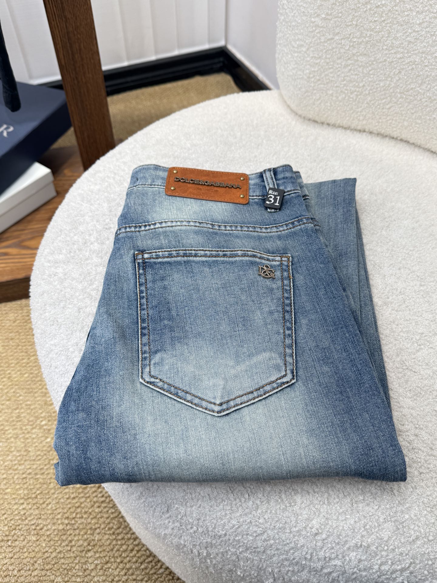 NO:906699,DG Dolce & Gabbana spring and summer slim straight jeans!  Heavy fermentation and washing process, lyocell color-locked denim fabric, elastic upper body, very comfortable, very classy to wear, needless to say the style and cut of the pants, the G net logo is highly recognizable!  Truly a first-class top trendy product!  Really top-notch jeans with outstanding quality. They have been washed with heavy fermentation and milling to make them very soft!  The upper body is absolutely stylish!  !  !  Size 29——3837,,Dolce&Gabbana,jeans,19860909DG 杜嘉班纳 春夏修身直筒牛仔裤！重工酵磨水洗工艺,莱赛尔锁色牛仔面料,带弹力上身非常舒适,穿出去非常有档次,裤型款式和裁剪亦无需多言 ,G网Logo辨识度极高！真正一等一顶级潮品！真正殿堂级的牛仔裤,品质卓然,经过重工酵磨水洗使得裤子很柔软！上身绝对的有型！！！尺码29——3837,,Dolce&Gabbana,jeans,,Men's clothing