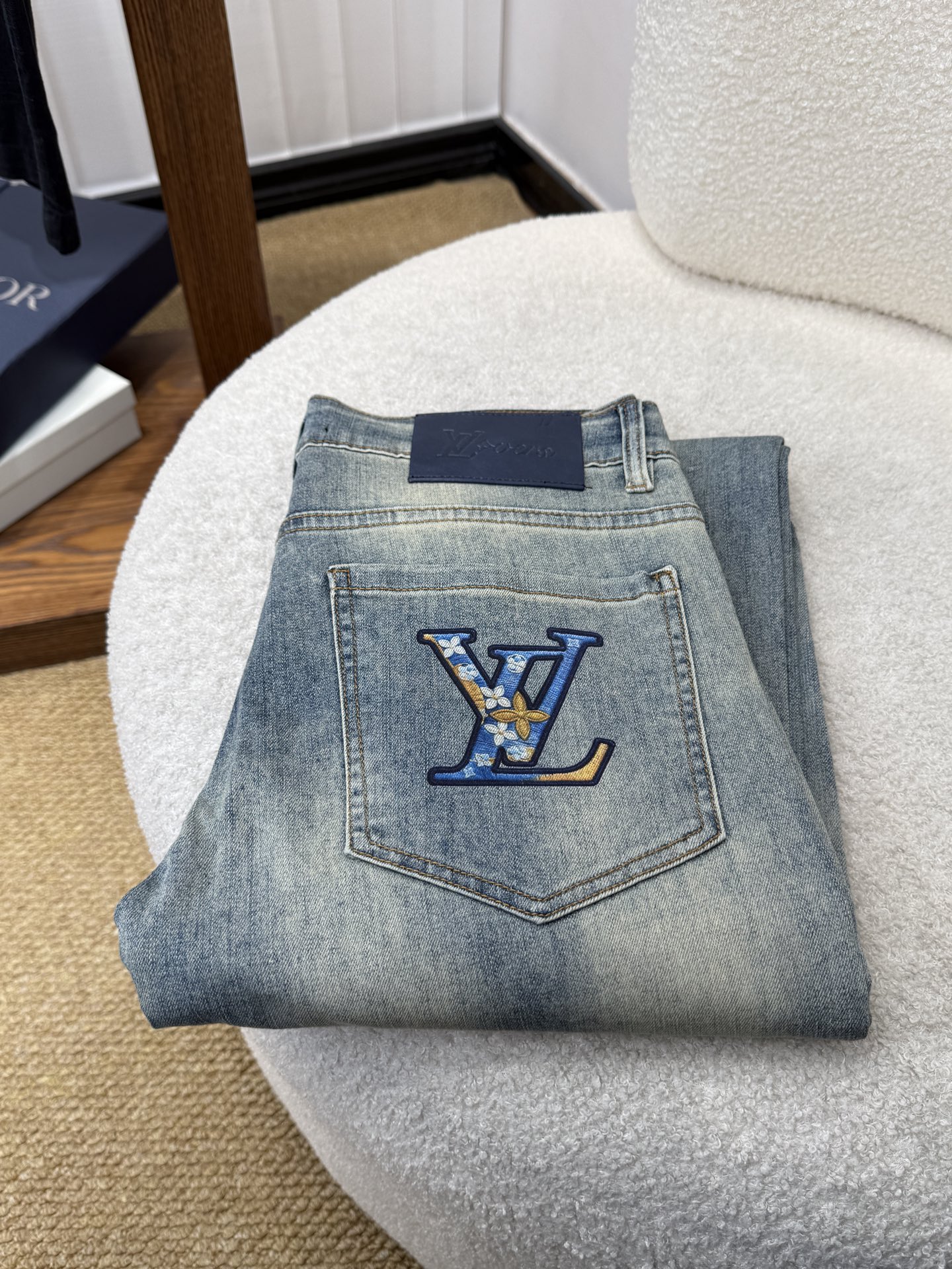 NO:947738,#baiLV Louis Vuitton spring and summer slim straight jeans!  Heavy-duty fermentation and washing process, Lyocell color-locked denim fabric, elastic upper body, very comfortable, very classy to wear, needless to say the style and cut of the pants, the G net logo is highly recognizable!  Truly a first-class top trendy product!  Really top-notch jeans with outstanding quality. They have been washed with heavy fermentation and milling to make them very soft!  The upper body is absolutely stylish!  !  !  Size 29——3837,,louis vuitton,louis vuitton,jeans,19860909#bai LV 路易威登春夏修身直筒牛仔裤！重工酵磨水洗工艺,莱赛尔锁色牛仔面料,带弹力上身非常舒适,穿出去非常有档次,裤型款式和裁剪亦无需多言 ,G网Logo辨识度极高！真正一等一顶级潮品！真正殿堂级的牛仔裤,品质卓然,经过重工酵磨水洗使得裤子很柔软！上身绝对的有型！！！尺码29——3837,,louis vuitton,louis vuitton,jeans,,Men's clothing