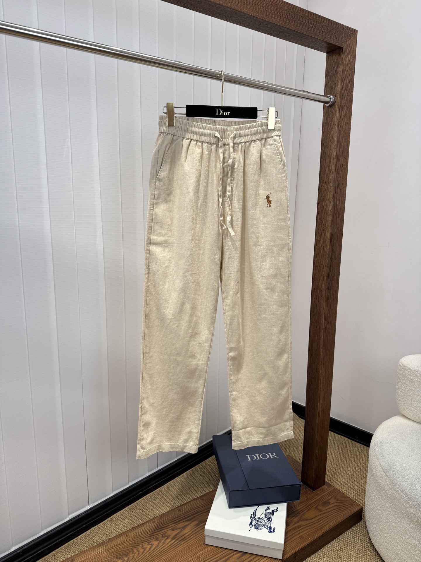 NO:905562,Polo Ralph Lauren, 2026 spring and summer new casual loose cotton and linen straight pants, Jindian's exclusive three-dimensional embroidered logo positioning, ramie fabric, comfortable upper body, breathable, casual, high-end and slightly lazy style!  3 colors recommended: black, white and raw linen. Size: M-4XL, loro piana,19860909保罗 Polo Ralph Lauren拉夫劳伦、2026春夏新款休闲宽松棉麻直筒裤 金典独家立体刺绣logo定位 ,苎麻面料,上身舒适,透气,集休闲高档又略带慵懒风于一身！ 3色推荐黑色 白色 原麻 码数:M-4XL,,loro piana,,Men's clothing