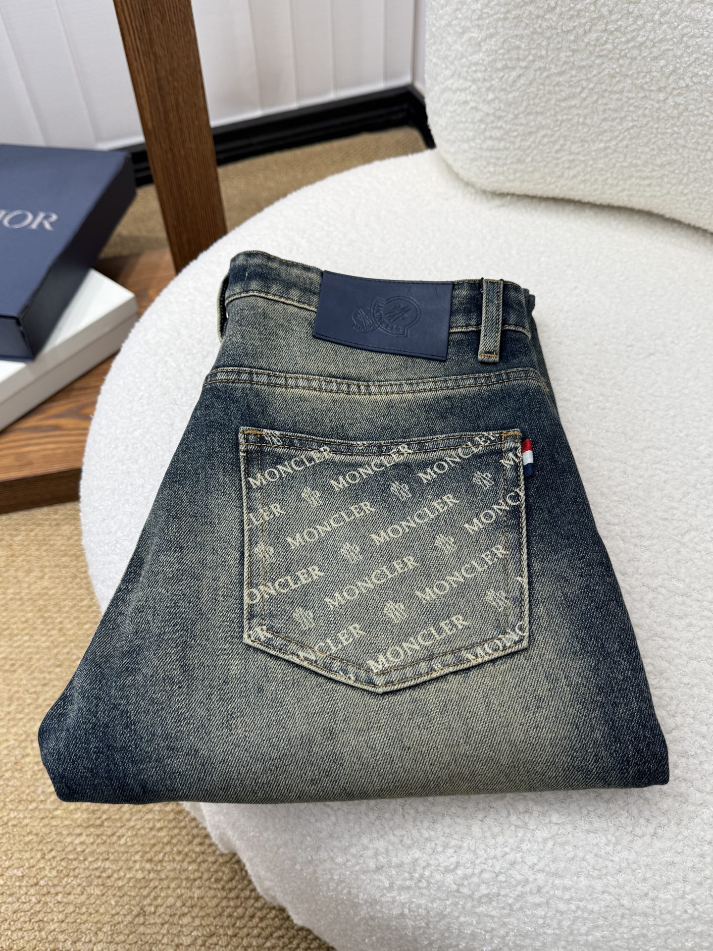 NO:933603,MONCLER autumn and winter slim straight jeans!  Heavy fermentation and washing process, lyocell color-locked denim fabric, elastic upper body, very comfortable, very classy to wear, needless to say the style and cut of the pants, the G net logo is highly recognizable!  Truly a first-class top trendy product!  Really top-notch jeans with outstanding quality. They have been washed with heavy fermentation and milling to make them very soft!  The upper body is absolutely stylish!  !  !  Size 29——3837,,Moncler,jeans,19860909蒙口 MONCLER秋冬修身直筒牛仔裤！重工酵磨水洗工艺,莱赛尔锁色牛仔面料,带弹力上身非常舒适,穿出去非常有档次,裤型款式和裁剪亦无需多言 ,G网Logo辨识度极高！真正一等一顶级潮品！真正殿堂级的牛仔裤,品质卓然,经过重工酵磨水洗使得裤子很柔软！上身绝对的有型！！！尺码29——3837,,Moncler,jeans,,Men's clothing
