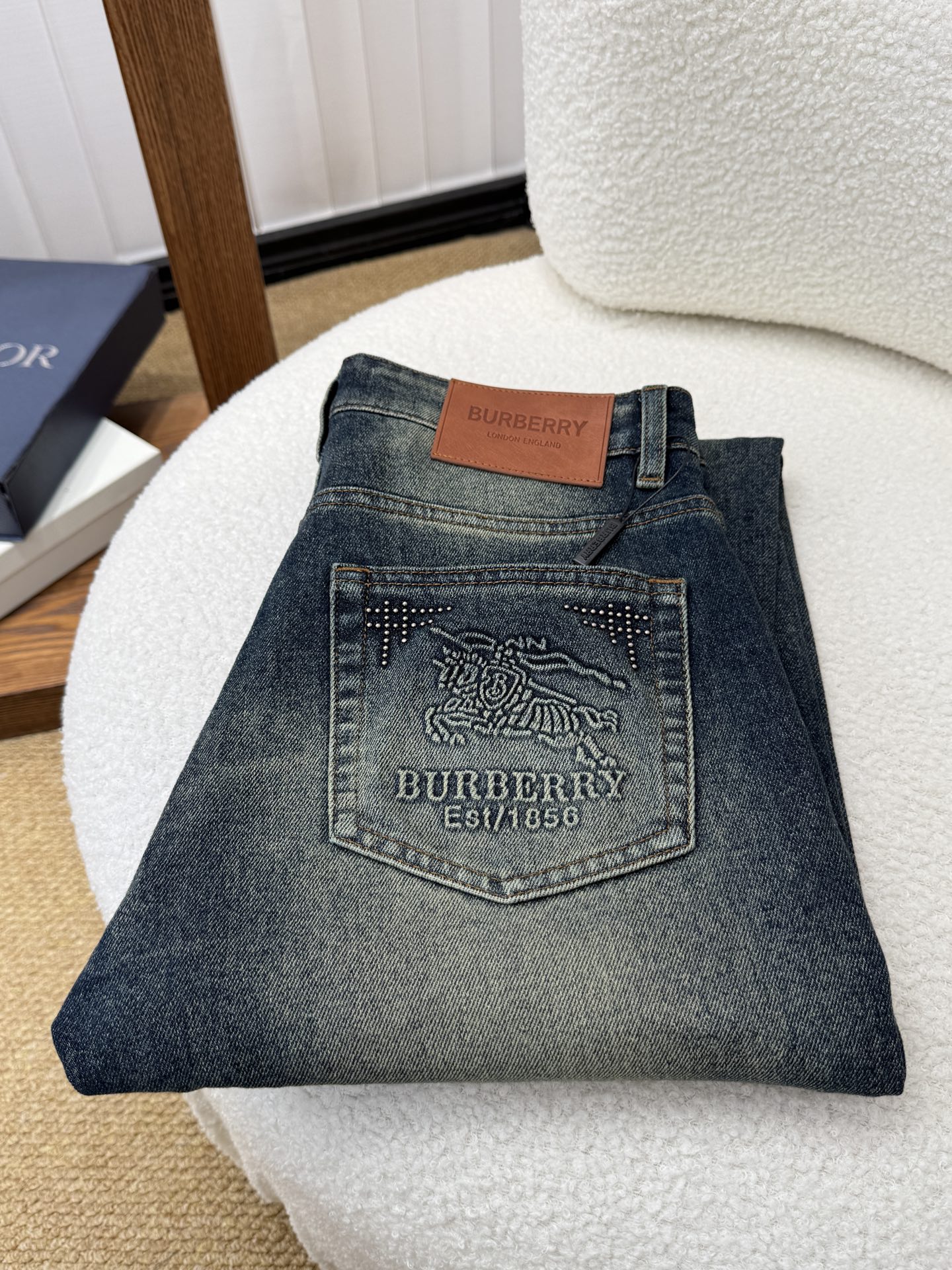 NO:933545,BURBERRY autumn and winter slim straight jeans!  Heavy fermentation and washing process, lyocell color-locked denim fabric, elastic upper body, very comfortable, very classy to wear, needless to say the style and cut of the pants, the G net logo is highly recognizable!  Truly a first-class top trendy product!  Really top-notch jeans with outstanding quality. They have been washed with heavy fermentation and milling to make them very soft!  The upper body is absolutely stylish!  !  !  Size 29——3837,,burberry,burberry,jeans,19860909巴宝莉 BURBERRY秋冬款 修身直筒牛仔裤！重工酵磨水洗工艺,莱赛尔锁色牛仔面料,带弹力上身非常舒适,穿出去非常有档次,裤型款式和裁剪亦无需多言 ,G网Logo辨识度极高！真正一等一顶级潮品！真正殿堂级的牛仔裤,品质卓然,经过重工酵磨水洗使得裤子很柔软！上身绝对的有型！！！尺码29——3837,,burberry,burberry,jeans,,Men's clothing