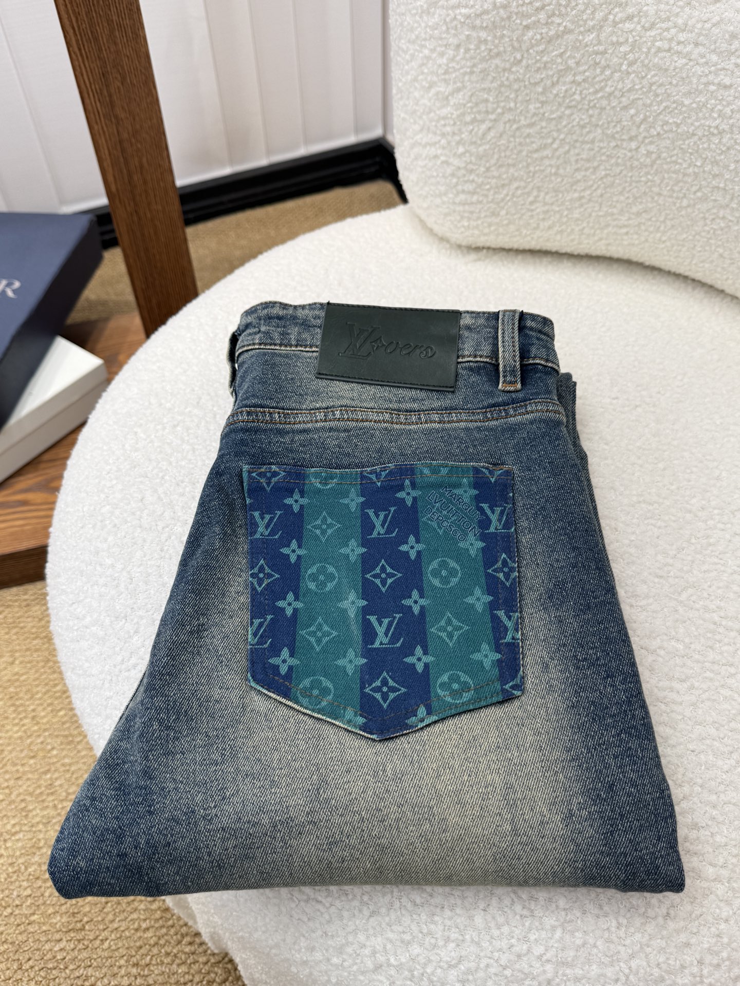 NO:933591,LV Louis Vuitton autumn and winter slim straight jeans!  Heavy-duty fermentation and washing process, the slim fit with elastic upper body is very comfortable, and it is very classy to wear. Needless to say, the style and cutting of the pants are also customized with original hardware and original wash mark!  Highly recognizable!  Truly a first-class top trendy product!  Really top-notch jeans, using Turkish cotton to produce the most famous denim fabric. The quality is outstanding. After heavy-duty fermentation and washing, the pants are very soft!  The straight-leg version is not picky and the upper body is absolutely stylish!  !  !  Size 29——3837,,louis vuitton,louis vuitton,jeans,19860909LV 路易威登秋冬款修身直筒牛仔裤！重工酵磨水洗工艺,修身版型带弹力上身非常舒适,穿出去非常有档次,裤型款式和裁剪亦无需多言 ,定制原版五金原版洗水唛！辨识度极高！真正一等一顶级潮品！真正殿堂级的牛仔裤,选用土耳其的棉花 生产出最有名的单宁布 品质卓然,经过重工酵磨水洗使得裤子很柔软！直脚的版型 不挑人 上身绝对的有型！！！尺码29——3837,,louis vuitton,louis vuitton,jeans,,Men's clothing