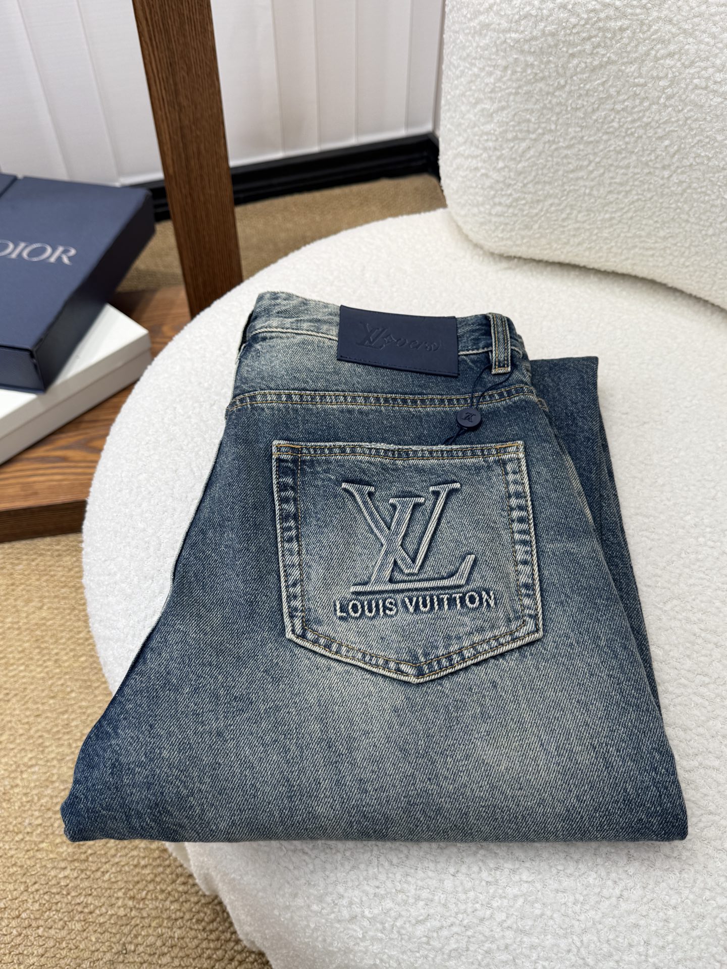 NO:933592,LV Louis Vuitton autumn and winter wide-leg jeans!  Heavy-duty fermentation and washing process, the slim fit with elastic upper body is very comfortable, and it is very classy to wear. Needless to say, the style and cutting of the pants are also customized with original hardware and original wash mark!  Highly recognizable!  Truly a first-class top trendy product!  Really top-notch jeans, using Turkish cotton to produce the most famous denim fabric. The quality is outstanding. After heavy-duty fermentation and washing, the pants are very soft!  The straight-leg version is not picky and the upper body is absolutely stylish!  !  !  Size 29——3837,,louis vuitton,louis vuitton,jeans,19860909LV 路易威登秋冬款阔腿牛仔裤！重工酵磨水洗工艺,修身版型带弹力上身非常舒适,穿出去非常有档次,裤型款式和裁剪亦无需多言 ,定制原版五金原版洗水唛！辨识度极高！真正一等一顶级潮品！真正殿堂级的牛仔裤,选用土耳其的棉花 生产出最有名的单宁布 品质卓然,经过重工酵磨水洗使得裤子很柔软！直脚的版型 不挑人 上身绝对的有型！！！尺码29——3837,,louis vuitton,louis vuitton,jeans,,Men's clothing