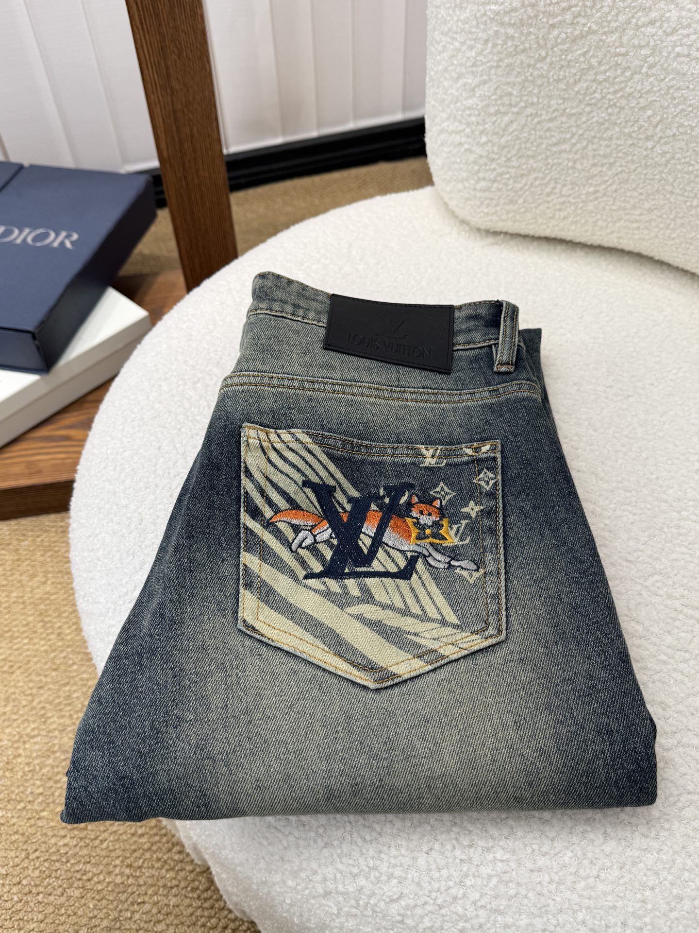 NO:933585,LV Louis Vuitton autumn and winter slim straight jeans!  Heavy-duty fermentation and washing process, the slim fit with elastic upper body is very comfortable, and it is very classy to wear. Needless to say, the style and cutting of the pants are also customized with original hardware and original wash mark!  Highly recognizable!  Truly a first-class top trendy product!  Really top-notch jeans, using Turkish cotton to produce the most famous denim fabric. The quality is outstanding. After heavy-duty fermentation and washing, the pants are very soft!  The straight-leg version is not picky and the upper body is absolutely stylish!  !  !  Size 29——3837,,louis vuitton,louis vuitton,jeans,19860909LV 路易威登秋冬款修身直筒牛仔裤！重工酵磨水洗工艺,修身版型带弹力上身非常舒适,穿出去非常有档次,裤型款式和裁剪亦无需多言 ,定制原版五金原版洗水唛！辨识度极高！真正一等一顶级潮品！真正殿堂级的牛仔裤,选用土耳其的棉花 生产出最有名的单宁布 品质卓然,经过重工酵磨水洗使得裤子很柔软！直脚的版型 不挑人 上身绝对的有型！！！尺码29——3837,,louis vuitton,louis vuitton,jeans,,Men's clothing
