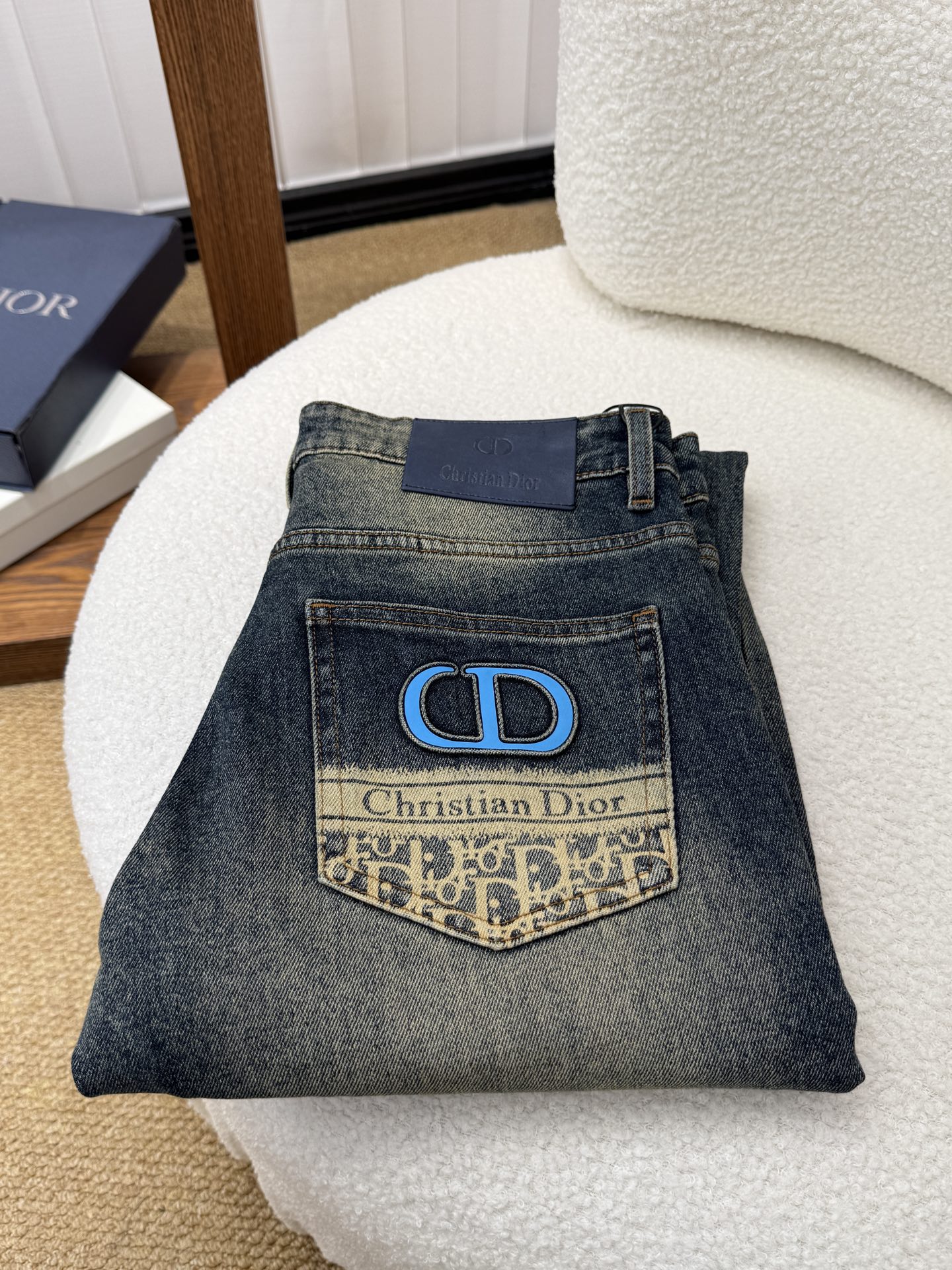 NO:933586,Dior autumn and winter slim straight jeans!  Heavy fermentation and washing process, lyocell color-locked denim fabric, elastic upper body, very comfortable, very classy to wear, needless to say the style and cut of the pants, the G net logo is highly recognizable!  Truly a first-class top trendy product!  Really top-notch jeans with outstanding quality. They have been washed with heavy fermentation and milling to make them very soft!  The upper body is absolutely stylish!  !  !  Size 29——3837,,dior,dior,jeans,19860909迪奥 Dior秋冬款 修身直筒牛仔裤！重工酵磨水洗工艺,莱赛尔锁色牛仔面料,带弹力上身非常舒适,穿出去非常有档次,裤型款式和裁剪亦无需多言 ,G网Logo辨识度极高！真正一等一顶级潮品！真正殿堂级的牛仔裤,品质卓然,经过重工酵磨水洗使得裤子很柔软！上身绝对的有型！！！尺码29——3837,,dior,dior,jeans,,Men's clothing
