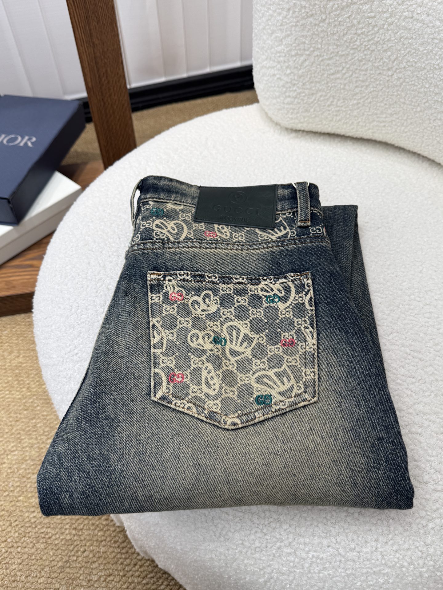 NO:933580,Gucci GUCCI autumn and winter slim straight jeans!  Heavy fermentation and washing process, lyocell color-locked denim fabric, elastic upper body, very comfortable, very classy to wear, needless to say the style and cut of the pants, the G net logo is highly recognizable!  Truly a first-class top trendy product!  Really top-notch jeans with outstanding quality. They have been washed with heavy fermentation and milling to make them very soft!  The upper body is absolutely stylish!  !  !  Size 29——3837,,gucci,jeans,19860909古奇 GUCCI秋冬款 修身直筒牛仔裤！重工酵磨水洗工艺,莱赛尔锁色牛仔面料,带弹力上身非常舒适,穿出去非常有档次,裤型款式和裁剪亦无需多言 ,G网Logo辨识度极高！真正一等一顶级潮品！真正殿堂级的牛仔裤,品质卓然,经过重工酵磨水洗使得裤子很柔软！上身绝对的有型！！！尺码29——3837,,gucci,jeans,,Men's clothing