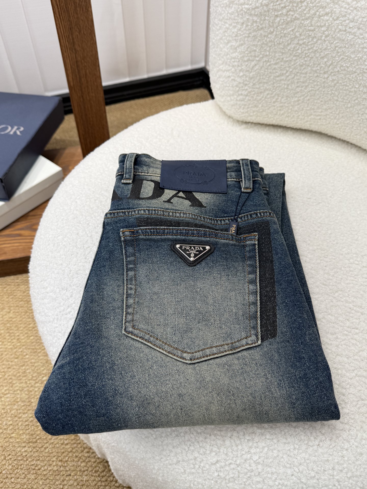 NO:933573,Prada RADA autumn and winter slim straight jeans!  Heavy fermentation and washing process, lyocell color-locked denim fabric, elastic upper body, very comfortable, very classy to wear, needless to say the style and cut of the pants, the G net logo is highly recognizable!  Truly a first-class top trendy product!  Really top-notch jeans with outstanding quality. They have been washed with heavy fermentation and milling to make them very soft!  The upper body is absolutely stylish!  !  !  Size 29——3837,,prada,prada,jeans,19860909普拉达 RADA秋冬款 修身直筒牛仔裤！重工酵磨水洗工艺,莱赛尔锁色牛仔面料,带弹力上身非常舒适,穿出去非常有档次,裤型款式和裁剪亦无需多言 ,G网Logo辨识度极高！真正一等一顶级潮品！真正殿堂级的牛仔裤,品质卓然,经过重工酵磨水洗使得裤子很柔软！上身绝对的有型！！！尺码29——3837,,prada,prada,jeans,,Men's clothing