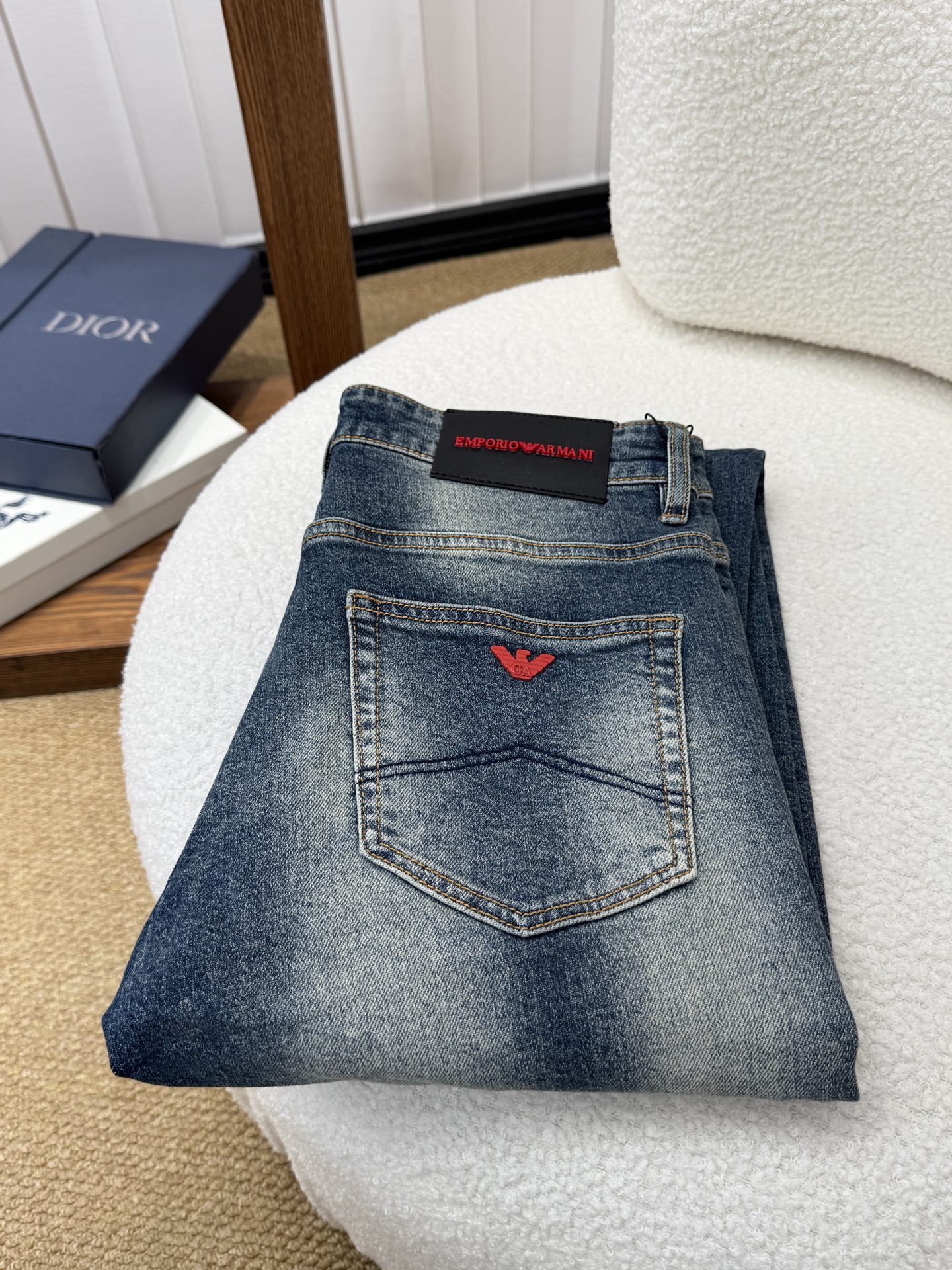 NO:933566,Armani autumn and winter slim straight jeans!  Heavy fermentation and washing process, lyocell color-locked denim fabric, elastic upper body, very comfortable, very classy to wear, needless to say the style and cut of the pants, the G net logo is highly recognizable!  Truly a first-class top trendy product!  Really top-notch jeans with outstanding quality. They have been washed with heavy fermentation and milling to make them very soft!  The upper body is absolutely stylish!  !  !  Size 29——3837,,armani,jeans,19860909阿玛尼秋冬款 修身直筒牛仔裤！重工酵磨水洗工艺,莱赛尔锁色牛仔面料,带弹力上身非常舒适,穿出去非常有档次,裤型款式和裁剪亦无需多言 ,G网Logo辨识度极高！真正一等一顶级潮品！真正殿堂级的牛仔裤,品质卓然,经过重工酵磨水洗使得裤子很柔软！上身绝对的有型！！！尺码29——3837,,armani,jeans,,Men's clothing