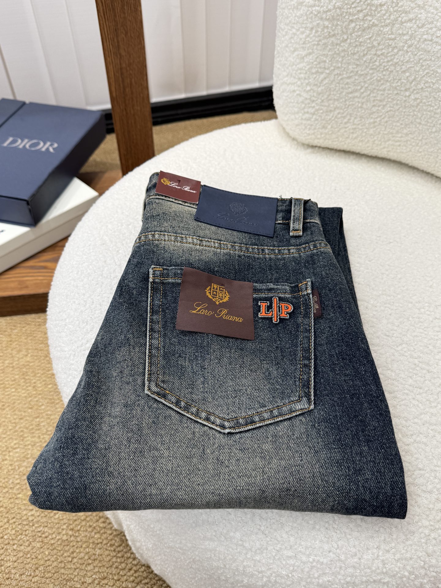 NO:933559,L Nuoyoupanya autumn and winter slim straight jeans!  Heavy fermentation and washing process, lyocell color-locked denim fabric, elastic upper body, very comfortable, very classy to wear, needless to say the style and cut of the pants, the G net logo is highly recognizable!  Truly a first-class top trendy product!  Really top-notch jeans with outstanding quality. They have been washed with heavy fermentation and milling to make them very soft!  The upper body is absolutely stylish!  !  !  Size 29——3837,,loro piana,jeans,19860909L 诺悠翩雅 秋冬款 修身直筒牛仔裤！重工酵磨水洗工艺,莱赛尔锁色牛仔面料,带弹力上身非常舒适,穿出去非常有档次,裤型款式和裁剪亦无需多言 ,G网Logo辨识度极高！真正一等一顶级潮品！真正殿堂级的牛仔裤,品质卓然,经过重工酵磨水洗使得裤子很柔软！上身绝对的有型！！！尺码29——3837,,loro piana,jeans,,Men's clothing