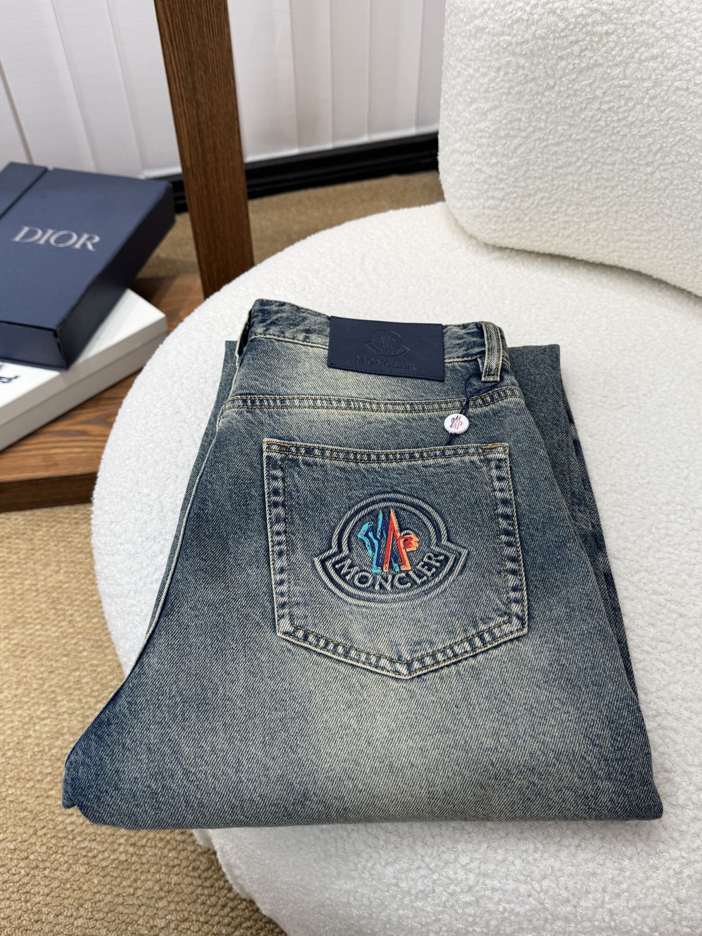 NO:933598,MONCLER autumn and winter wide-leg jeans!  Heavy fermentation and washing process, lyocell color-locked denim fabric, elastic upper body, very comfortable, very classy to wear, needless to say the style and cut of the pants, the G net logo is highly recognizable!  Truly a first-class top trendy product!  Really top-notch jeans with outstanding quality. They have been washed with heavy fermentation and milling to make them very soft!  The upper body is absolutely stylish!  !  !  Size 29——3837,,Moncler,jeans,19860909蒙口 MONCLER秋冬款阔腿牛仔裤！重工酵磨水洗工艺,莱赛尔锁色牛仔面料,带弹力上身非常舒适,穿出去非常有档次,裤型款式和裁剪亦无需多言 ,G网Logo辨识度极高！真正一等一顶级潮品！真正殿堂级的牛仔裤,品质卓然,经过重工酵磨水洗使得裤子很柔软！上身绝对的有型！！！尺码29——3837,,Moncler,jeans,,Men's clothing