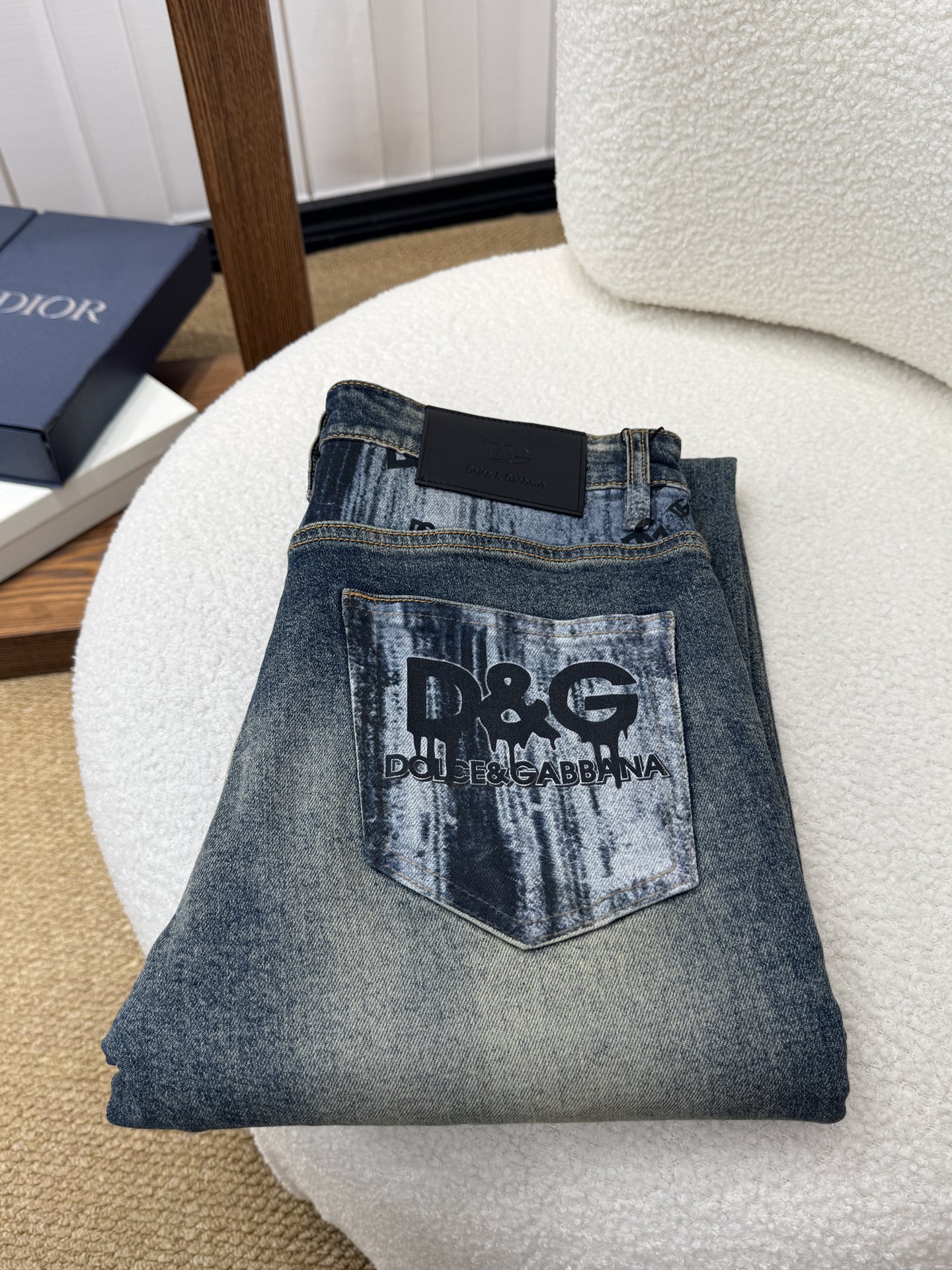 NO:933552,DG Dolce & Gabbana autumn and winter slim straight jeans!  Heavy fermentation and washing process, lyocell color-locked denim fabric, elastic upper body, very comfortable, very classy to wear, needless to say the style and cut of the pants, the G net logo is highly recognizable!  Truly a first-class top trendy product!  Really top-notch jeans with outstanding quality. They have been washed with heavy fermentation and milling to make them very soft!  The upper body is absolutely stylish!  !  !  Size 29——3837,,Dolce&Gabbana,jeans,19860909DG 杜嘉班纳秋冬款 修身直筒牛仔裤！重工酵磨水洗工艺,莱赛尔锁色牛仔面料,带弹力上身非常舒适,穿出去非常有档次,裤型款式和裁剪亦无需多言 ,G网Logo辨识度极高！真正一等一顶级潮品！真正殿堂级的牛仔裤,品质卓然,经过重工酵磨水洗使得裤子很柔软！上身绝对的有型！！！尺码29——3837,,Dolce&Gabbana,jeans,,Men's clothing