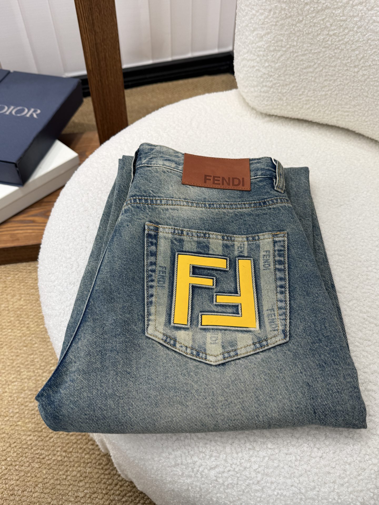 NO:933604,FENDI autumn and winter wide-leg jeans!  Heavy fermentation and washing process, lyocell color-locked denim fabric, elastic upper body, very comfortable, very classy to wear, needless to say the style and cut of the pants, the G net logo is highly recognizable!  Truly a first-class top trendy product!  Really top-notch jeans with outstanding quality. They have been washed with heavy fermentation and milling to make them very soft!  The upper body is absolutely stylish!  !  !  Size 29——3837,,fendi,fendi,jeans,19860909芬迪 FENDI秋冬款阔腿牛仔裤！重工酵磨水洗工艺,莱赛尔锁色牛仔面料,带弹力上身非常舒适,穿出去非常有档次,裤型款式和裁剪亦无需多言 ,G网Logo辨识度极高！真正一等一顶级潮品！真正殿堂级的牛仔裤,品质卓然,经过重工酵磨水洗使得裤子很柔软！上身绝对的有型！！！尺码29——3837,,fendi,fendi,jeans,,Men's clothing