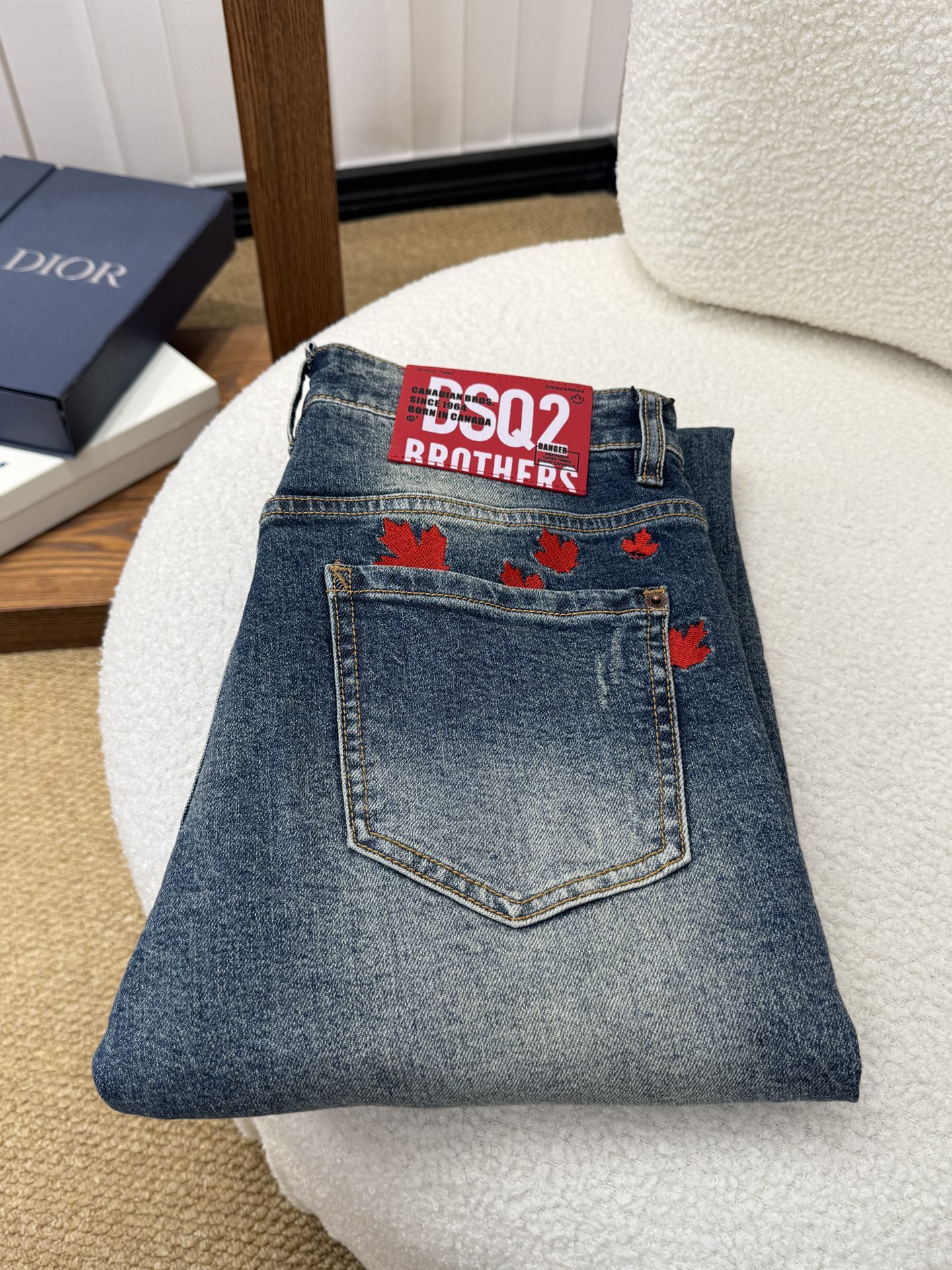 NO:933597,DSQ2 D2 power autumn and winter slim straight jeans!  Heavy fermentation and washing process, lyocell color-locked denim fabric, elastic upper body, very comfortable, very classy to wear, needless to say the style and cut of the pants, the G net logo is highly recognizable!  Truly a first-class top trendy product!  Really top-notch jeans with outstanding quality. They have been washed with heavy fermentation and milling to make them very soft!  The upper body is absolutely stylish!  !  !  Size 29——3837,,jeans,19860909DSQ2 D2次方秋冬修身直筒牛仔裤！重工酵磨水洗工艺,莱赛尔锁色牛仔面料,带弹力上身非常舒适,穿出去非常有档次,裤型款式和裁剪亦无需多言 ,G网Logo辨识度极高！真正一等一顶级潮品！真正殿堂级的牛仔裤,品质卓然,经过重工酵磨水洗使得裤子很柔软！上身绝对的有型！！！尺码29——3837,,jeans,,Men's clothing