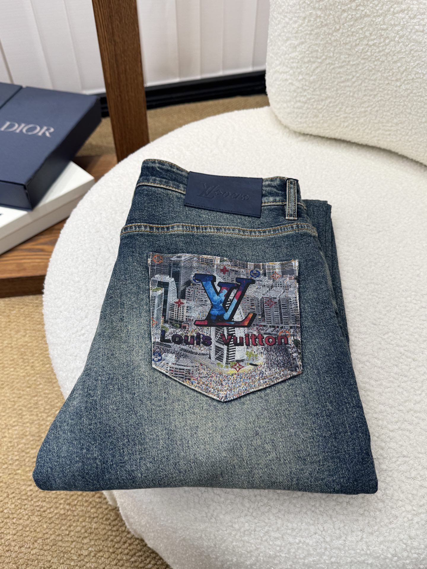 NO:933579,LV Louis Vuitton autumn and winter slim straight jeans!  Heavy-duty fermentation and washing process, the slim fit with elastic upper body is very comfortable, and it is very classy to wear. Needless to say, the style and cutting of the pants are also customized with original hardware and original wash mark!  Highly recognizable!  Truly a first-class top trendy product!  Really top-notch jeans, using Turkish cotton to produce the most famous denim fabric. The quality is outstanding. After heavy-duty fermentation and washing, the pants are very soft!  The straight-leg version is not picky and the upper body is absolutely stylish!  !  !  Size 29——3837,,louis vuitton,louis vuitton,jeans,19860909LV 路易威登秋冬款修身直筒牛仔裤！重工酵磨水洗工艺,修身版型带弹力上身非常舒适,穿出去非常有档次,裤型款式和裁剪亦无需多言 ,定制原版五金原版洗水唛！辨识度极高！真正一等一顶级潮品！真正殿堂级的牛仔裤,选用土耳其的棉花 生产出最有名的单宁布 品质卓然,经过重工酵磨水洗使得裤子很柔软！直脚的版型 不挑人 上身绝对的有型！！！尺码29——3837,,louis vuitton,louis vuitton,jeans,,Men's clothing