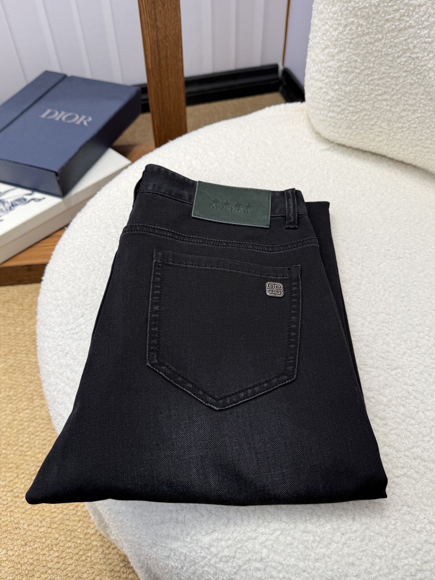 NO:950247,Givenchy launches new jeans for men!  Heavy-duty washed denim fabric, customized fabric is softer and more comfortable than ordinary denim fabric!  Super-heavy industrial washing process and dual-process washing. The whole pair of pants has a comfortable feel, and the fineness and breathability are top-notch. All hardware brand logos are custom-made, and the materials are selected with the best attributes. The fabric has good elasticity and great comfort!  The low-key design style is simple and elegant. The code number is 29-38,,givenchy,givenchy,jeans,19860909纪梵希 Givenchy 最新推出男士牛仔裤新品！重工水洗牛仔面料,定制面料和一般牛仔布料比起来,更加柔软舒适！超重工洗水工艺 双工艺洗水 整条裤子,手感舒适,细腻程度与透气效果堪称顶级,所有的五金品牌logo都是专模定做,材质都是选最好的属性.面料的弹性很好,舒适性非常棒！低调设计风格简洁大方.码数29-38,,givenchy,givenchy,jeans,,Men's clothing