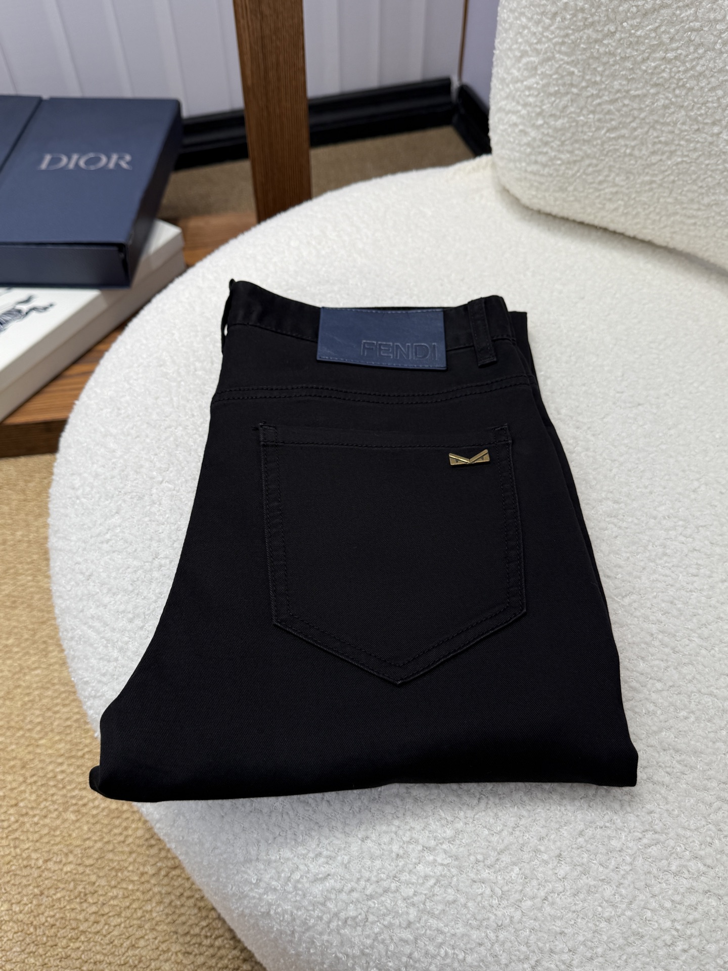 NO:950365,FENDI spring and summer slim straight jeans!  Heavy-duty fermentation and washing process, Lyocell color-locked denim fabric, elastic upper body, very comfortable, very classy to wear, needless to say the style and cut of the pants, the G net logo is highly recognizable!  Truly a first-class top trendy product!  Really top-notch jeans with outstanding quality. They have been washed with heavy fermentation and milling to make them very soft!  The upper body is absolutely stylish!  !  !  Size 29——3837,,fendi,fendi,jeans,19860909芬迪 FENDI春夏修身直筒牛仔裤！重工酵磨水洗工艺,莱赛尔锁色牛仔面料,带弹力上身非常舒适,穿出去非常有档次,裤型款式和裁剪亦无需多言 ,G网Logo辨识度极高！真正一等一顶级潮品！真正殿堂级的牛仔裤,品质卓然,经过重工酵磨水洗使得裤子很柔软！上身绝对的有型！！！尺码29——3837,,fendi,fendi,jeans,,Men's clothing