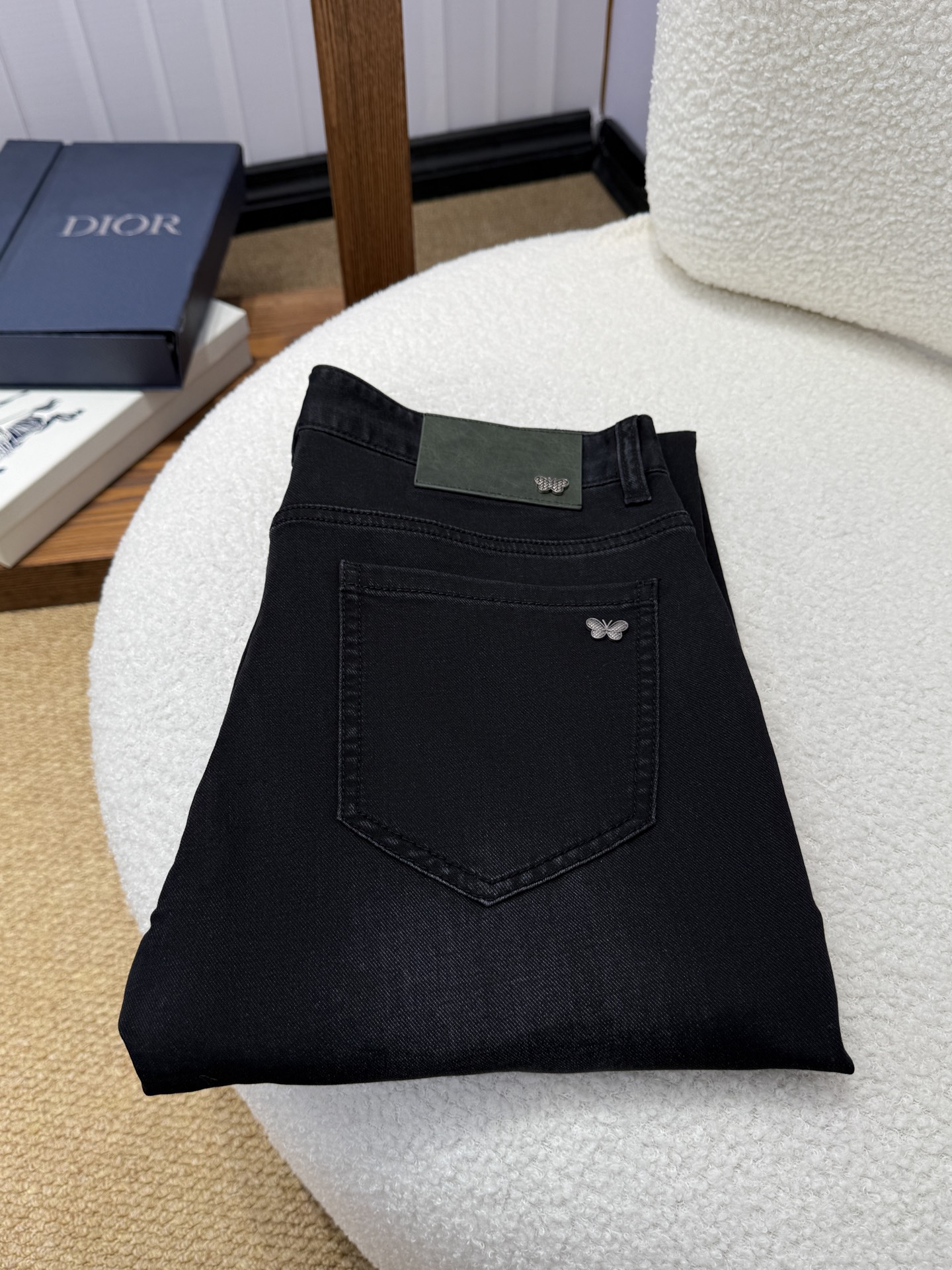 NO:950008,BV Bottega Veneta spring and summer slim straight jeans!  Heavy-duty fermentation and washing process, Lyocell color-locked denim fabric, elastic upper body, very comfortable, very classy to wear, needless to say the style and cut of the pants, the G net logo is highly recognizable!  Truly a first-class top trendy product!  Really top-notch jeans with outstanding quality. They have been washed with heavy fermentation and milling to make them very soft!  The upper body is absolutely stylish!  !  !  Size 29——3837,,bottega veneta,bottega veneta,bottega veneta,jeans,19860909BV葆蝶家（Bottega Veneta）春夏修身直筒牛仔裤！重工酵磨水洗工艺,莱赛尔锁色牛仔面料,带弹力上身非常舒适,穿出去非常有档次,裤型款式和裁剪亦无需多言 ,G网Logo辨识度极高！真正一等一顶级潮品！真正殿堂级的牛仔裤,品质卓然,经过重工酵磨水洗使得裤子很柔软！上身绝对的有型！！！尺码29——3837,,bottega veneta,bottega veneta,bottega veneta,jeans,,Men's clothing