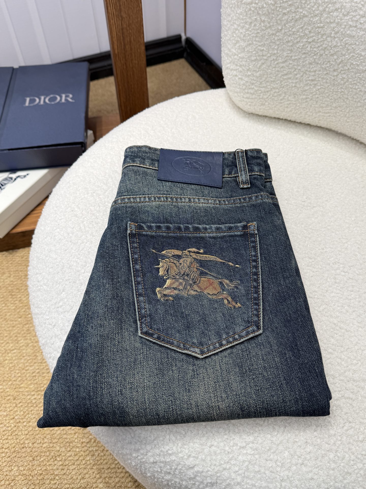 NO:950279,HHZ BURBERRY autumn and winter slim straight jeans!  Heavy-duty fermentation and washing process, Lyocell color-locked denim fabric, elastic upper body, very comfortable, very classy to wear, needless to say the style and cut of the pants, the G net logo is highly recognizable!  Truly a first-class top trendy product!  Really top-notch jeans with outstanding quality. They have been washed with heavy fermentation and milling to make them very soft!  The upper body is absolutely stylish!  !  !  Size 29——3837,,burberry,burberry,jeans,19860909HHZ 巴宝莉BURBERRY秋冬款 修身直筒牛仔裤！重工酵磨水洗工艺,莱赛尔锁色牛仔面料,带弹力上身非常舒适,穿出去非常有档次,裤型款式和裁剪亦无需多言 ,G网Logo辨识度极高！真正一等一顶级潮品！真正殿堂级的牛仔裤,品质卓然,经过重工酵磨水洗使得裤子很柔软！上身绝对的有型！！！尺码29——3837,,burberry,burberry,jeans,,Men's clothing