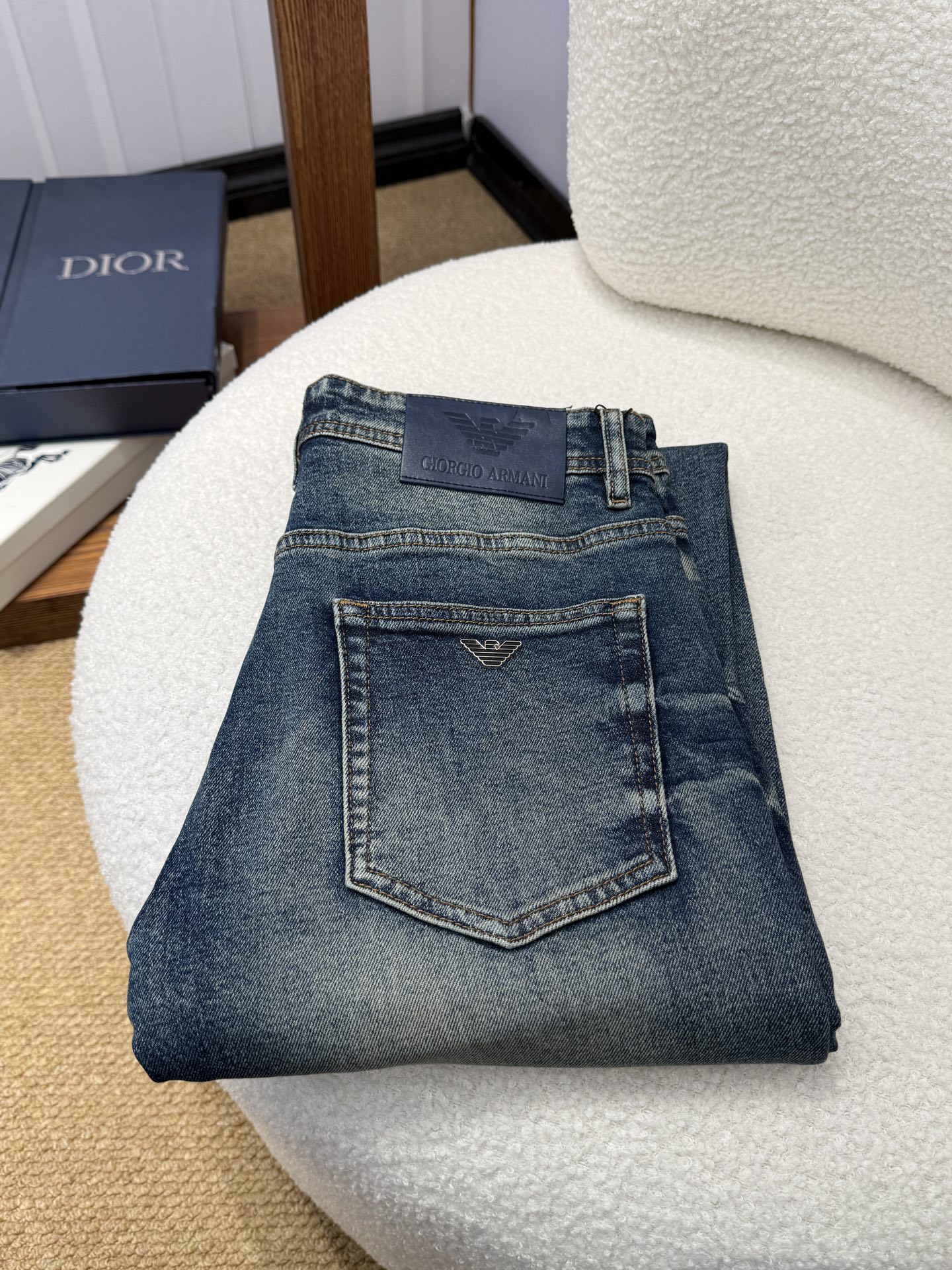 NO:950255,HHZ Armani autumn and winter slim straight jeans!  Heavy-duty fermentation and washing process, Lyocell color-locked denim fabric, elastic upper body, very comfortable, very classy to wear, needless to say the style and cut of the pants, the G net logo is highly recognizable!  Truly a first-class top trendy product!  Really top-notch jeans with outstanding quality. They have been washed with heavy fermentation and milling to make them very soft!  The upper body is absolutely stylish!  !  !  Size 29——3837,,armani,jeans,19860909HHZ 阿玛尼秋冬款 修身直筒牛仔裤！重工酵磨水洗工艺,莱赛尔锁色牛仔面料,带弹力上身非常舒适,穿出去非常有档次,裤型款式和裁剪亦无需多言 ,G网Logo辨识度极高！真正一等一顶级潮品！真正殿堂级的牛仔裤,品质卓然,经过重工酵磨水洗使得裤子很柔软！上身绝对的有型！！！尺码29——3837,,armani,jeans,,Men's clothing