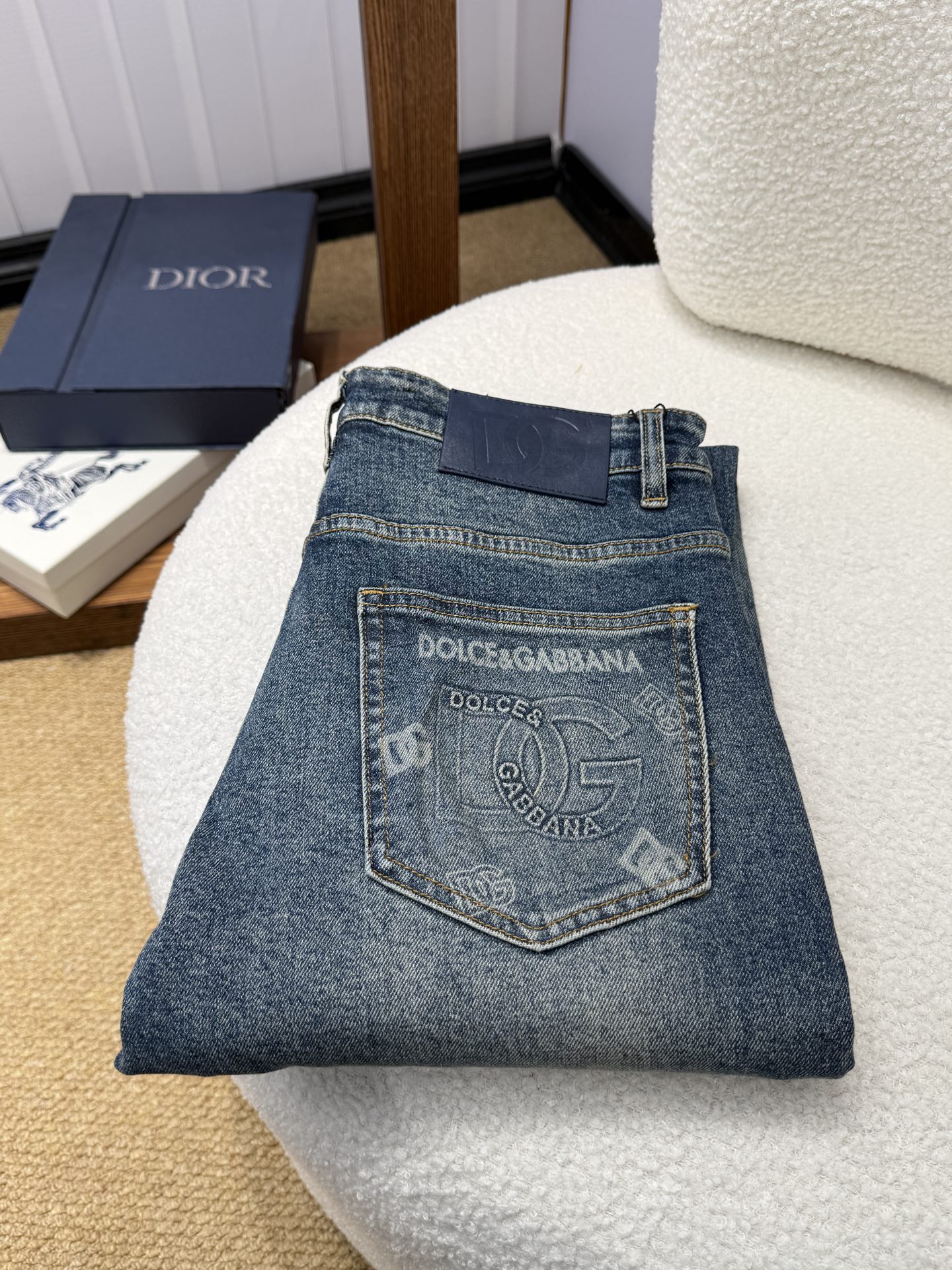 NO:950266,HHZ DG Dolce & Gabbana autumn and winter slim straight jeans!  Heavy-duty fermentation and washing process, Lyocell color-locked denim fabric, elastic upper body, very comfortable, very classy to wear, needless to say the style and cut of the pants, the G net logo is highly recognizable!  Truly a first-class top trendy product!  Really top-notch jeans with outstanding quality. They have been washed with heavy fermentation and milling to make them very soft!  The upper body is absolutely stylish!  !  !  Size 29——3837,,Dolce&Gabbana,jeans,19860909HHZ DG 杜嘉班纳秋冬款 修身直筒牛仔裤！重工酵磨水洗工艺,莱赛尔锁色牛仔面料,带弹力上身非常舒适,穿出去非常有档次,裤型款式和裁剪亦无需多言 ,G网Logo辨识度极高！真正一等一顶级潮品！真正殿堂级的牛仔裤,品质卓然,经过重工酵磨水洗使得裤子很柔软！上身绝对的有型！！！尺码29——3837,,Dolce&Gabbana,jeans,,Men's clothing