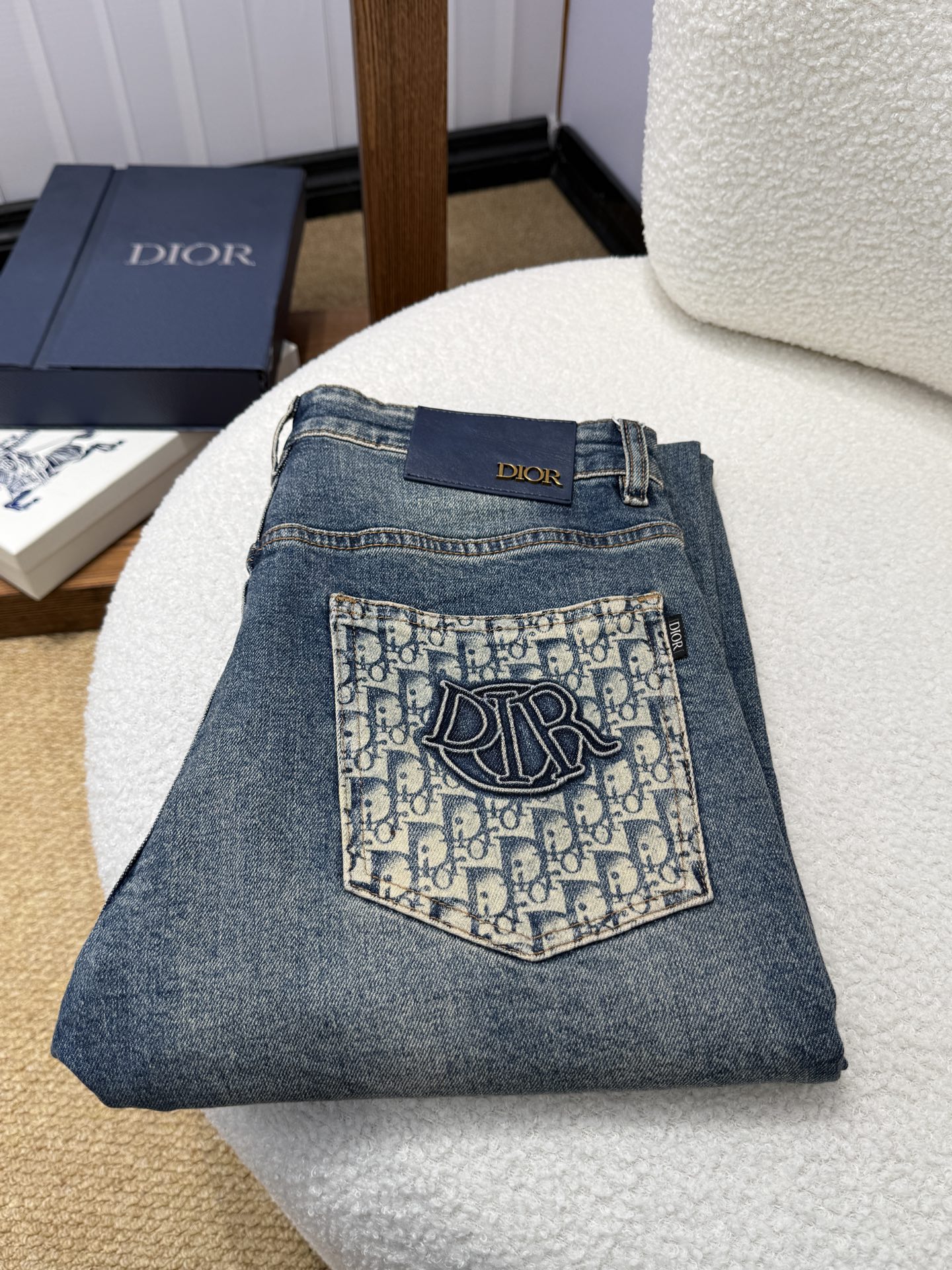 NO:950308,HHZ Dior autumn and winter slim straight jeans!  Heavy-duty fermentation and washing process, Lyocell color-locked denim fabric, elastic upper body, very comfortable, very classy to wear, needless to say the style and cut of the pants, the G net logo is highly recognizable!  Truly a first-class top trendy product!  Really top-notch jeans with outstanding quality. They have been washed with heavy fermentation and milling to make them very soft!  The upper body is absolutely stylish!  !  !  Size 29——3837,,dior,dior,jeans,19860909HHZ 迪奥 Dior 秋冬款 修身直筒牛仔裤！重工酵磨水洗工艺,莱赛尔锁色牛仔面料,带弹力上身非常舒适,穿出去非常有档次,裤型款式和裁剪亦无需多言 ,G网Logo辨识度极高！真正一等一顶级潮品！真正殿堂级的牛仔裤,品质卓然,经过重工酵磨水洗使得裤子很柔软！上身绝对的有型！！！尺码29——3837,,dior,dior,jeans,,Men's clothing