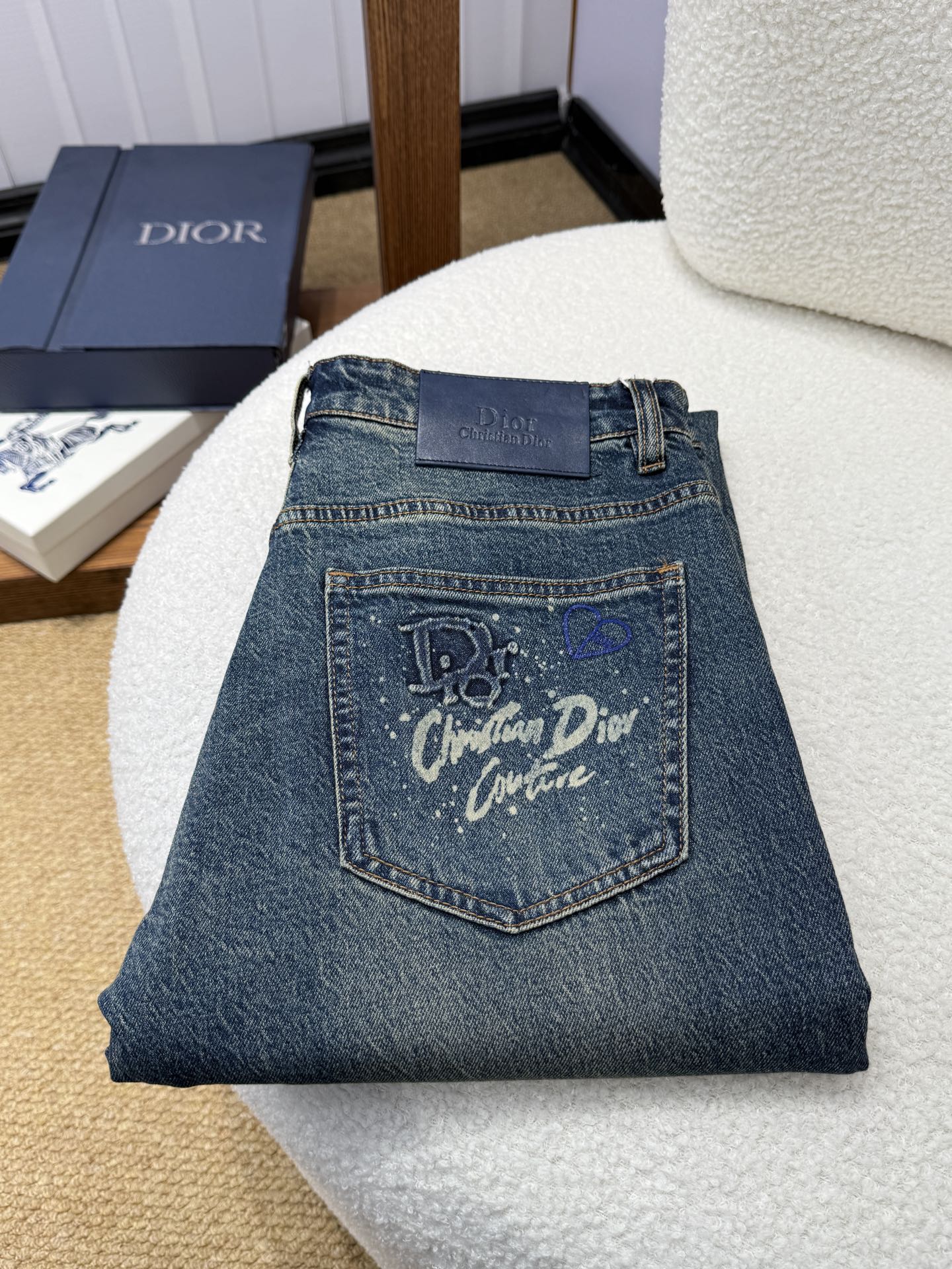 NO:950329,HHZ Dior Dior autumn and winter slim straight jeans!  Heavy-duty fermentation and washing process, Lyocell color-locked denim fabric, elastic upper body, very comfortable, very classy to wear, needless to say the style and cut of the pants, the G net logo is highly recognizable!  Truly a first-class top trendy product!  Really top-notch jeans with outstanding quality. They have been washed with heavy fermentation and milling to make them very soft!  The upper body is absolutely stylish!  !  !  Size 29——3837,,dior,dior,jeans,19860909HHZ 迪奥 Dior秋冬修身直筒牛仔裤！重工酵磨水洗工艺,莱赛尔锁色牛仔面料,带弹力上身非常舒适,穿出去非常有档次,裤型款式和裁剪亦无需多言 ,G网Logo辨识度极高！真正一等一顶级潮品！真正殿堂级的牛仔裤,品质卓然,经过重工酵磨水洗使得裤子很柔软！上身绝对的有型！！！尺码29——3837,,dior,dior,jeans,,Men's clothing