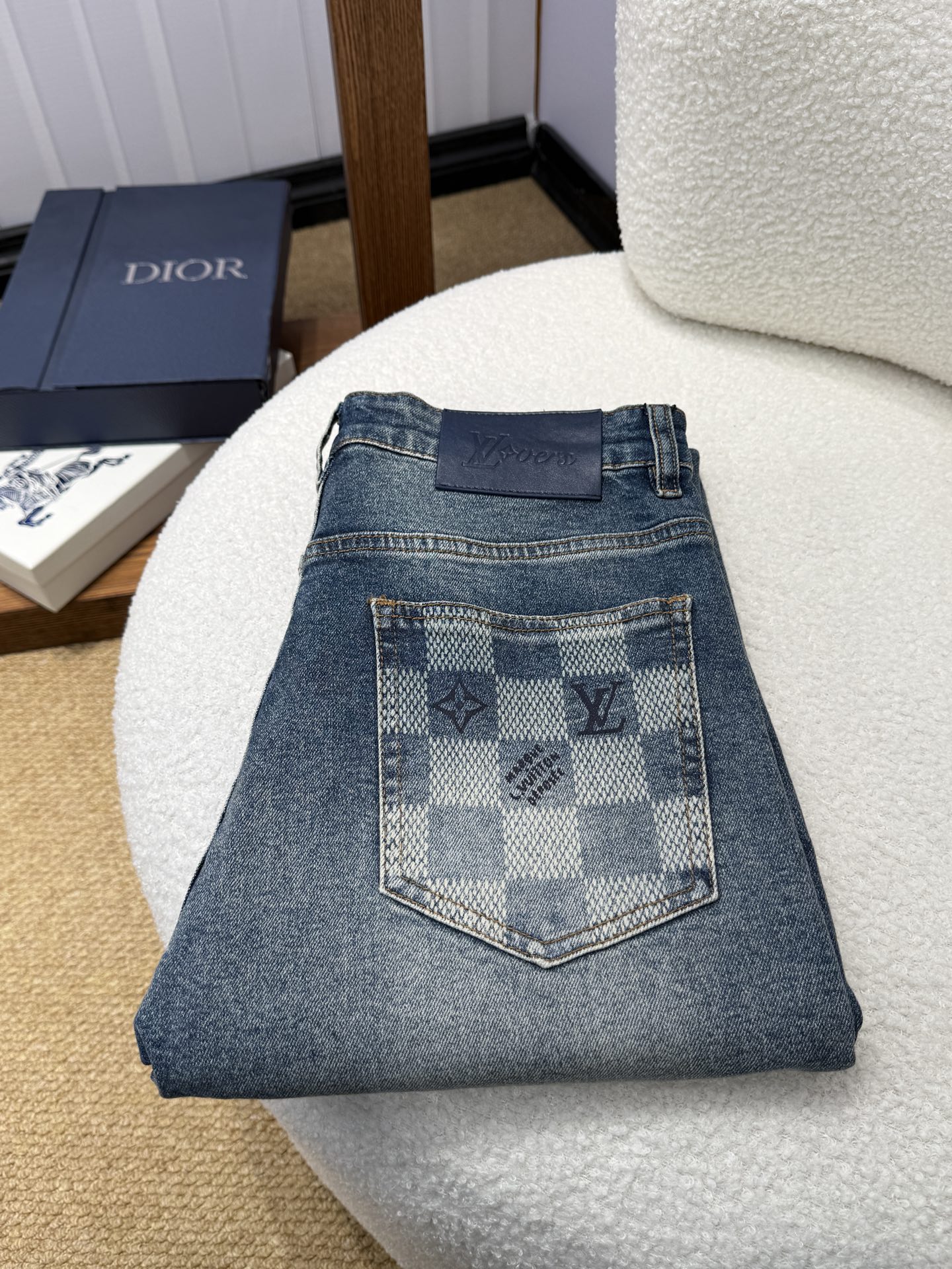 NO:950354,HHZ LV Louis Vuitton autumn and winter slim straight jeans!  Heavy-duty fermentation and washing process, the slim fit with elastic upper body is very comfortable, and it is very classy to wear. Needless to say, the style and cutting of the pants are also customized with original hardware and original wash mark!  Highly recognizable!  Truly a first-class top trendy product!  Really top-notch jeans, using Turkish cotton to produce the most famous denim fabric. The quality is outstanding. After heavy-duty fermentation and washing, the pants are very soft!  The straight-leg version is not picky and the upper body is absolutely stylish!  !  !  Size 29——3837,,louis vuitton,louis vuitton,jeans,19860909HHZ LV 路易威登秋冬款修身直筒牛仔裤！重工酵磨水洗工艺,修身版型带弹力上身非常舒适,穿出去非常有档次,裤型款式和裁剪亦无需多言 ,定制原版五金原版洗水唛！辨识度极高！真正一等一顶级潮品！真正殿堂级的牛仔裤,选用土耳其的棉花 生产出最有名的单宁布 品质卓然,经过重工酵磨水洗使得裤子很柔软！直脚的版型 不挑人 上身绝对的有型！！！尺码29——3837,,louis vuitton,louis vuitton,jeans,,Men's clothing