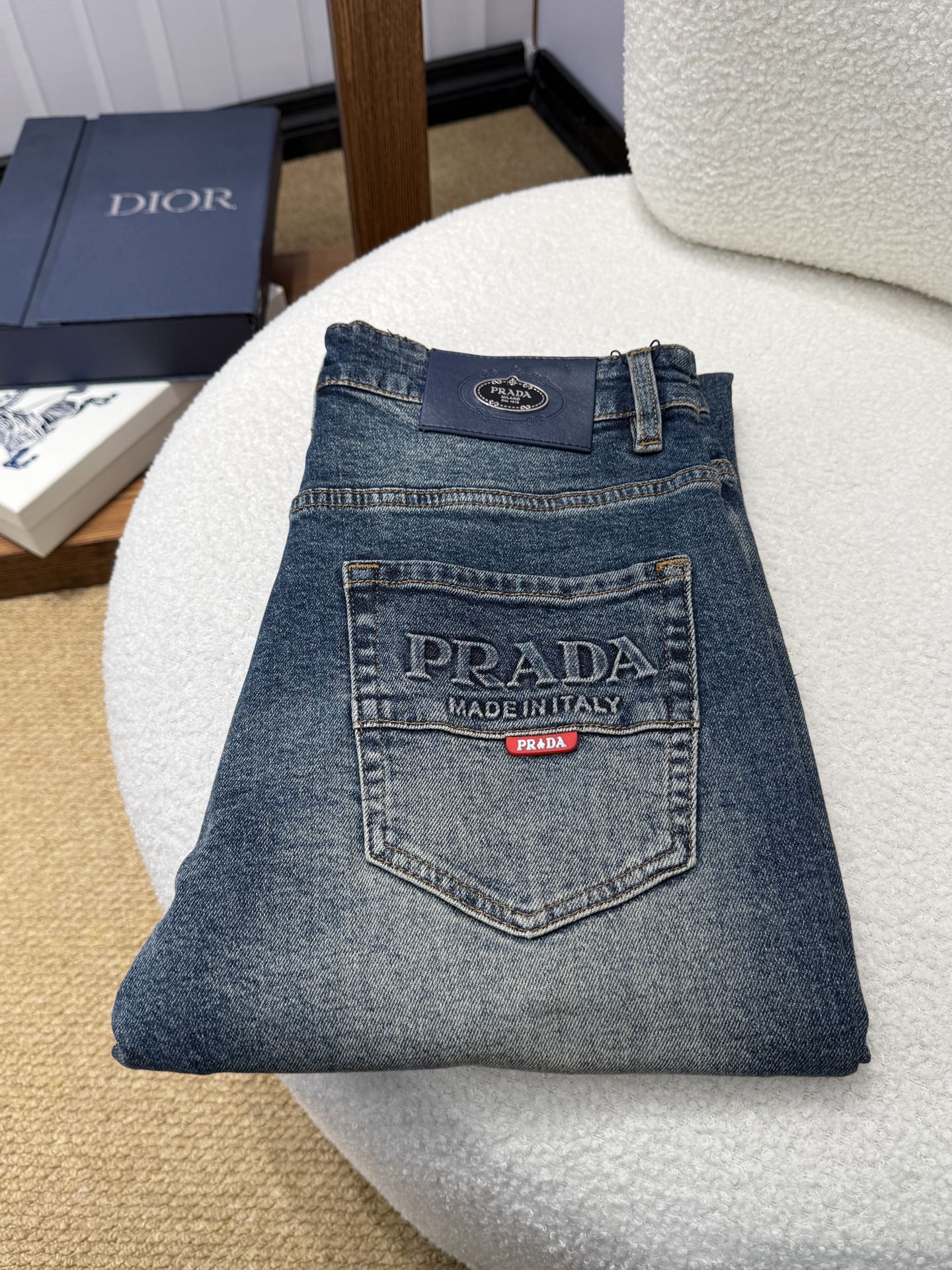 NO:950341,HHZ Prada RADA autumn and winter slim straight jeans!  Heavy-duty fermentation and washing process, Lyocell color-locked denim fabric, elastic upper body, very comfortable, very classy to wear, needless to say the style and cut of the pants, the G net logo is highly recognizable!  Truly a first-class top trendy product!  Really top-notch jeans with outstanding quality. They have been washed with heavy fermentation and milling to make them very soft!  The upper body is absolutely stylish!  !  !  Size 29——3837,,prada,prada,jeans,19860909HHZ 普拉达 RADA秋冬款 修身直筒牛仔裤！重工酵磨水洗工艺,莱赛尔锁色牛仔面料,带弹力上身非常舒适,穿出去非常有档次,裤型款式和裁剪亦无需多言 ,G网Logo辨识度极高！真正一等一顶级潮品！真正殿堂级的牛仔裤,品质卓然,经过重工酵磨水洗使得裤子很柔软！上身绝对的有型！！！尺码29——3837,,prada,prada,jeans,,Men's clothing
