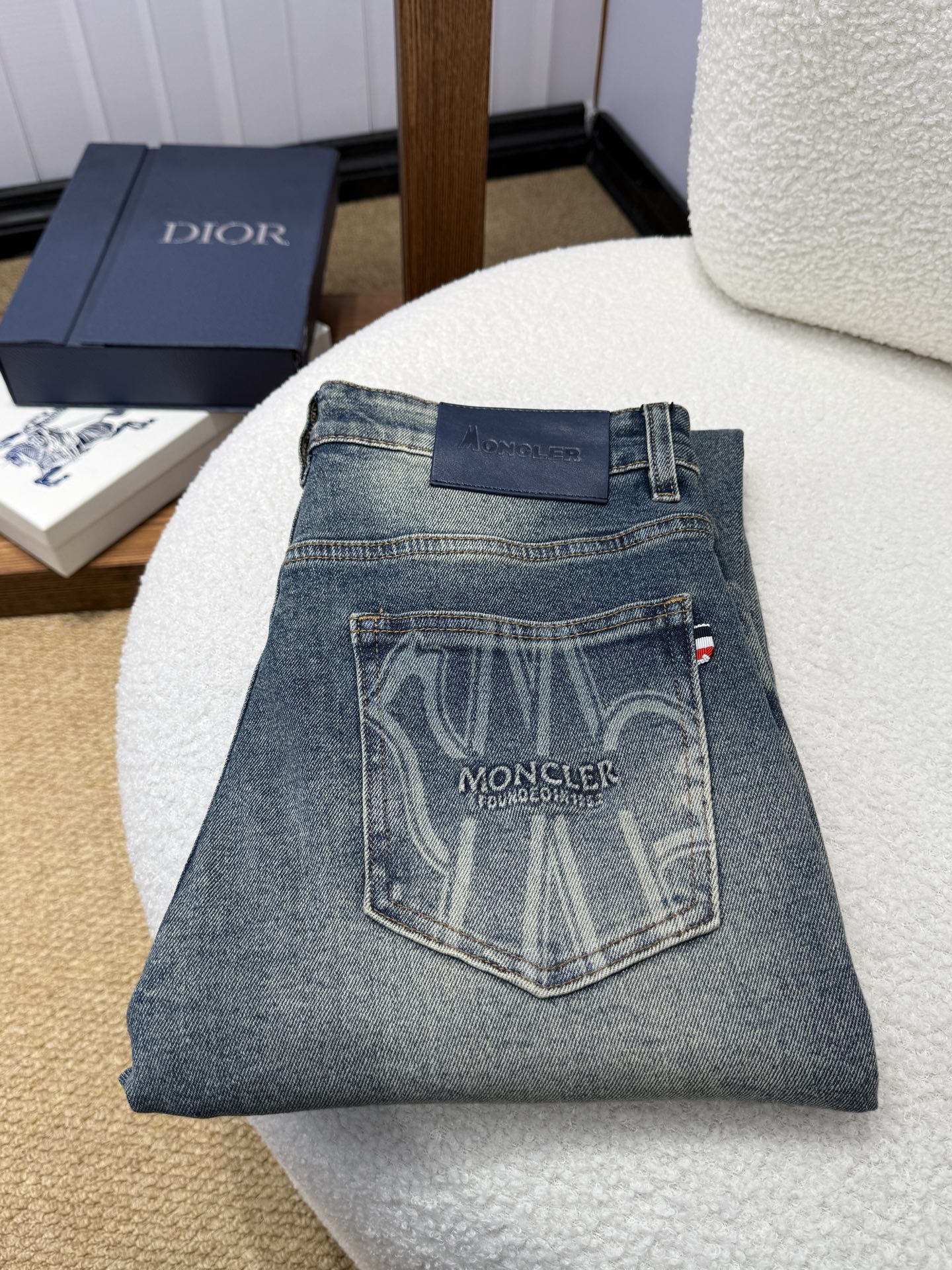NO:950321,HHZ MONCLER autumn and winter slim straight jeans!  Heavy-duty fermentation and washing process, Lyocell color-locked denim fabric, elastic upper body, very comfortable, very classy to wear, needless to say the style and cut of the pants, the G net logo is highly recognizable!  Truly a first-class top trendy product!  Really top-notch jeans with outstanding quality. They have been washed with heavy fermentation and milling to make them very soft!  The upper body is absolutely stylish!  !  !  Size 29——3837,,Moncler,jeans,19860909HHZ 蒙口 MONCLER秋冬修身直筒牛仔裤！重工酵磨水洗工艺,莱赛尔锁色牛仔面料,带弹力上身非常舒适,穿出去非常有档次,裤型款式和裁剪亦无需多言 ,G网Logo辨识度极高！真正一等一顶级潮品！真正殿堂级的牛仔裤,品质卓然,经过重工酵磨水洗使得裤子很柔软！上身绝对的有型！！！尺码29——3837,,Moncler,jeans,,Men's clothing